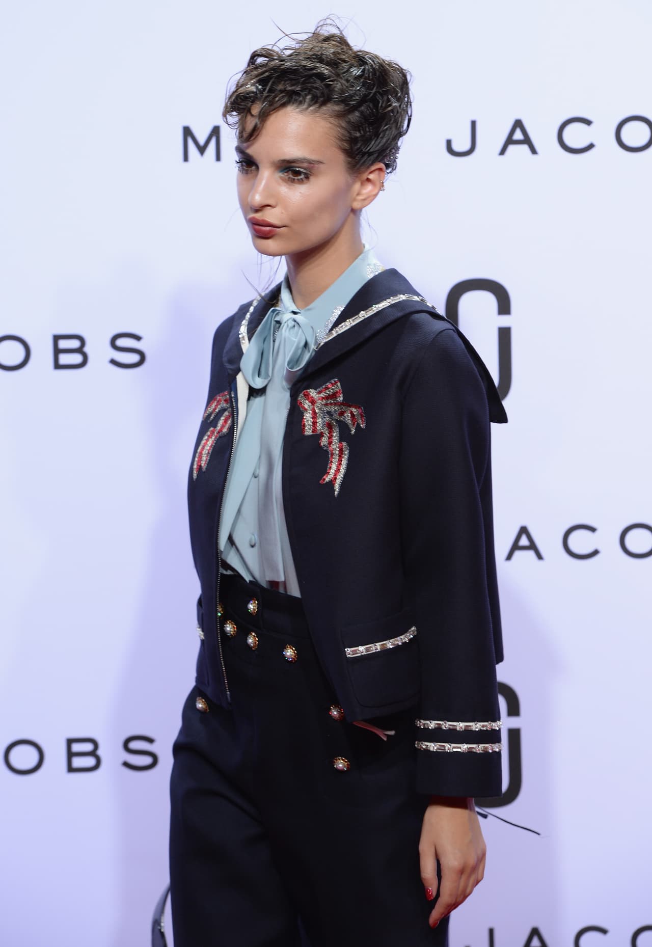 Marc Jacobs nos sorprendió con un desfile lleno de detalles que aluden a los años 20 con un toque ecléctico. Maquillaje exótico y peinados despeinados que acompañaron atuendos como salidos de una película antigua. En esta colección Jacobs mezcla la época dorada de cine con el nostálgico 'grunge' de los 90, logrando así piezas dispares que sólo él pudo hacer magistrales. La 'top model' Kendall Jenner lució un diseño femenino y clásico con franjas y flores. Checa algunas de las mejores piezas de esta colección.