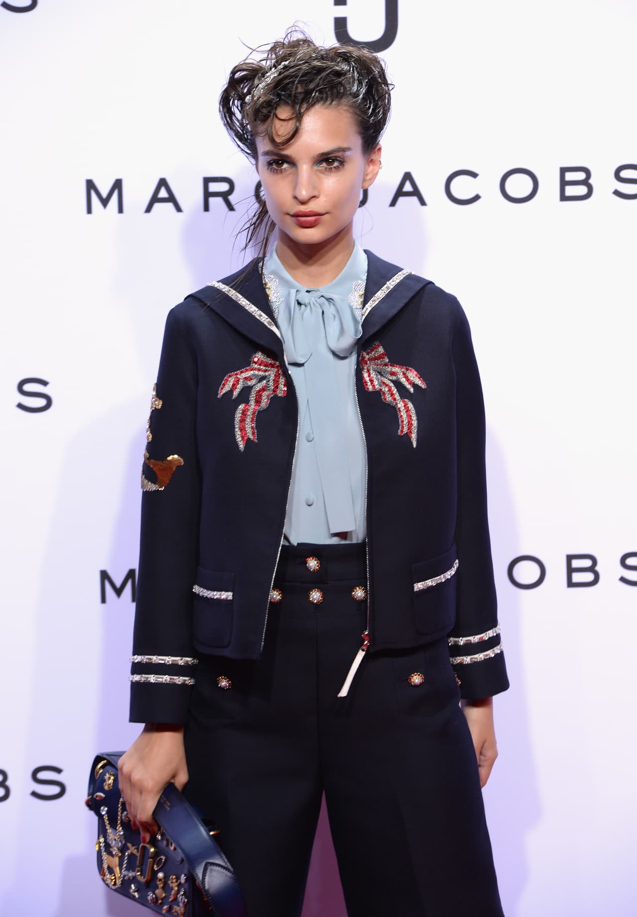 Marc Jacobs nos sorprendió con un desfile lleno de detalles que aluden a los años 20 con un toque ecléctico. Maquillaje exótico y peinados despeinados que acompañaron atuendos como salidos de una película antigua. En esta colección Jacobs mezcla la época dorada de cine con el nostálgico 'grunge' de los 90, logrando así piezas dispares que sólo él pudo hacer magistrales. La 'top model' Kendall Jenner lució un diseño femenino y clásico con franjas y flores. Checa algunas de las mejores piezas de esta colección.