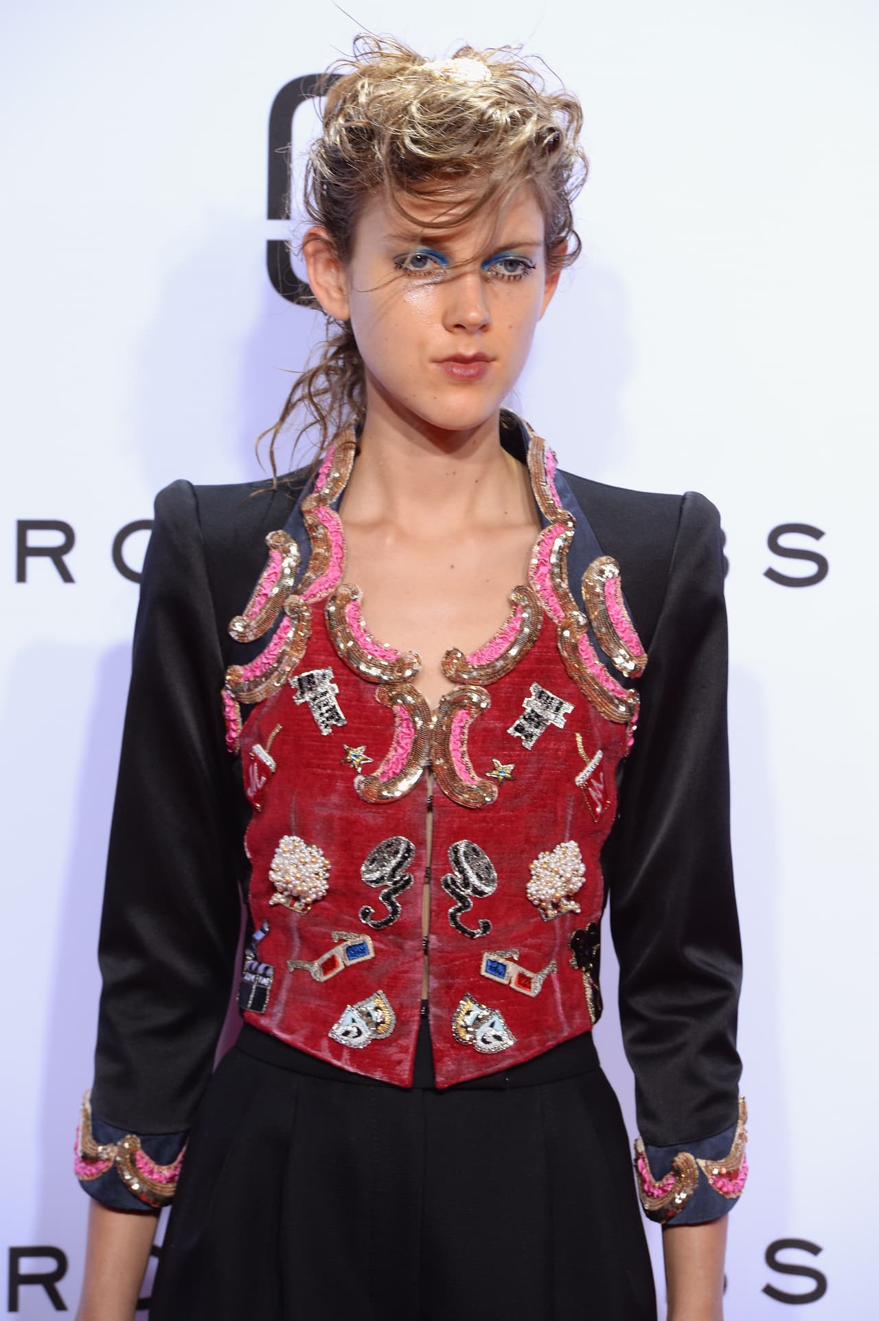 Marc Jacobs nos sorprendió con un desfile lleno de detalles que aluden a los años 20 con un toque ecléctico. Maquillaje exótico y peinados despeinados que acompañaron atuendos como salidos de una película antigua. En esta colección Jacobs mezcla la época dorada de cine con el nostálgico 'grunge' de los 90, logrando así piezas dispares que sólo él pudo hacer magistrales. La 'top model' Kendall Jenner lució un diseño femenino y clásico con franjas y flores. Checa algunas de las mejores piezas de esta colección.