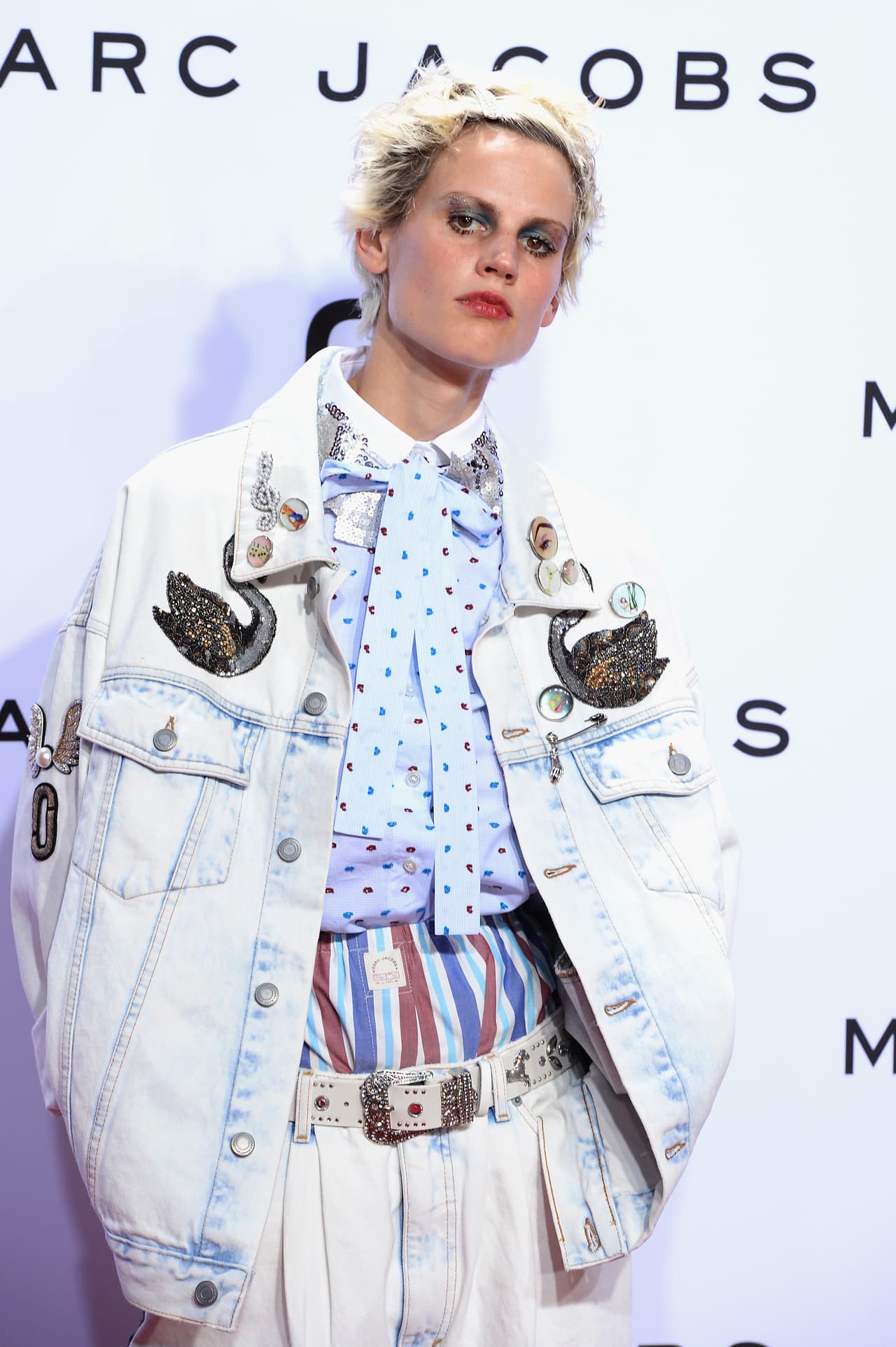 Marc Jacobs nos sorprendió con un desfile lleno de detalles que aluden a los años 20 con un toque ecléctico. Maquillaje exótico y peinados despeinados que acompañaron atuendos como salidos de una película antigua. En esta colección Jacobs mezcla la época dorada de cine con el nostálgico 'grunge' de los 90, logrando así piezas dispares que sólo él pudo hacer magistrales. La 'top model' Kendall Jenner lució un diseño femenino y clásico con franjas y flores. Checa algunas de las mejores piezas de esta colección.