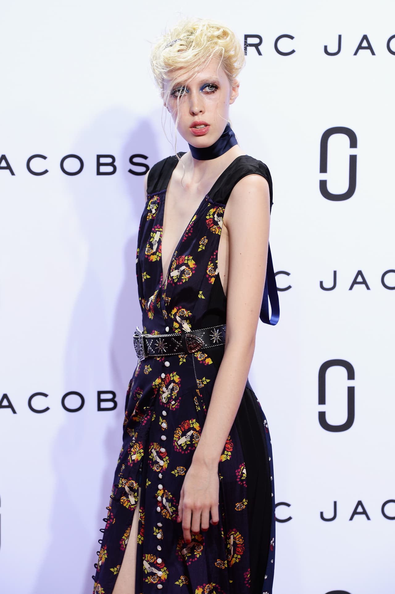 Marc Jacobs nos sorprendió con un desfile lleno de detalles que aluden a los años 20 con un toque ecléctico. Maquillaje exótico y peinados despeinados que acompañaron atuendos como salidos de una película antigua. En esta colección Jacobs mezcla la época dorada de cine con el nostálgico 'grunge' de los 90, logrando así piezas dispares que sólo él pudo hacer magistrales. La 'top model' Kendall Jenner lució un diseño femenino y clásico con franjas y flores. Checa algunas de las mejores piezas de esta colección.