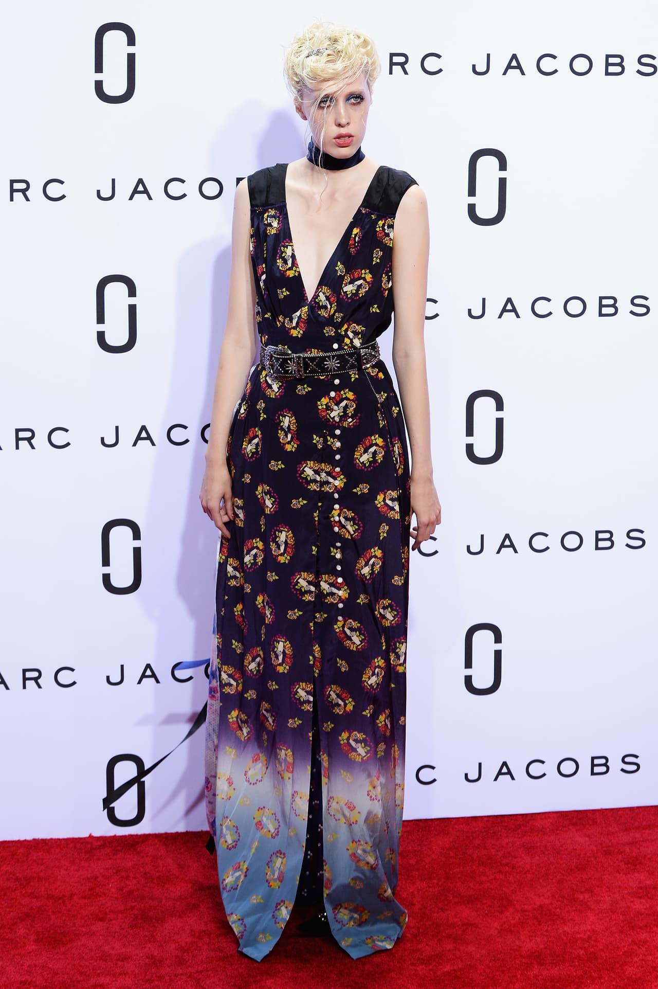 Marc Jacobs nos sorprendió con un desfile lleno de detalles que aluden a los años 20 con un toque ecléctico. Maquillaje exótico y peinados despeinados que acompañaron atuendos como salidos de una película antigua. En esta colección Jacobs mezcla la época dorada de cine con el nostálgico 'grunge' de los 90, logrando así piezas dispares que sólo él pudo hacer magistrales. La 'top model' Kendall Jenner lució un diseño femenino y clásico con franjas y flores. Checa algunas de las mejores piezas de esta colección.