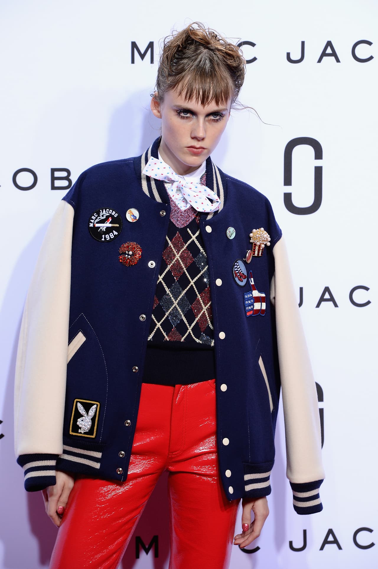 Marc Jacobs nos sorprendió con un desfile lleno de detalles que aluden a los años 20 con un toque ecléctico. Maquillaje exótico y peinados despeinados que acompañaron atuendos como salidos de una película antigua. En esta colección Jacobs mezcla la época dorada de cine con el nostálgico 'grunge' de los 90, logrando así piezas dispares que sólo él pudo hacer magistrales. La 'top model' Kendall Jenner lució un diseño femenino y clásico con franjas y flores. Checa algunas de las mejores piezas de esta colección.