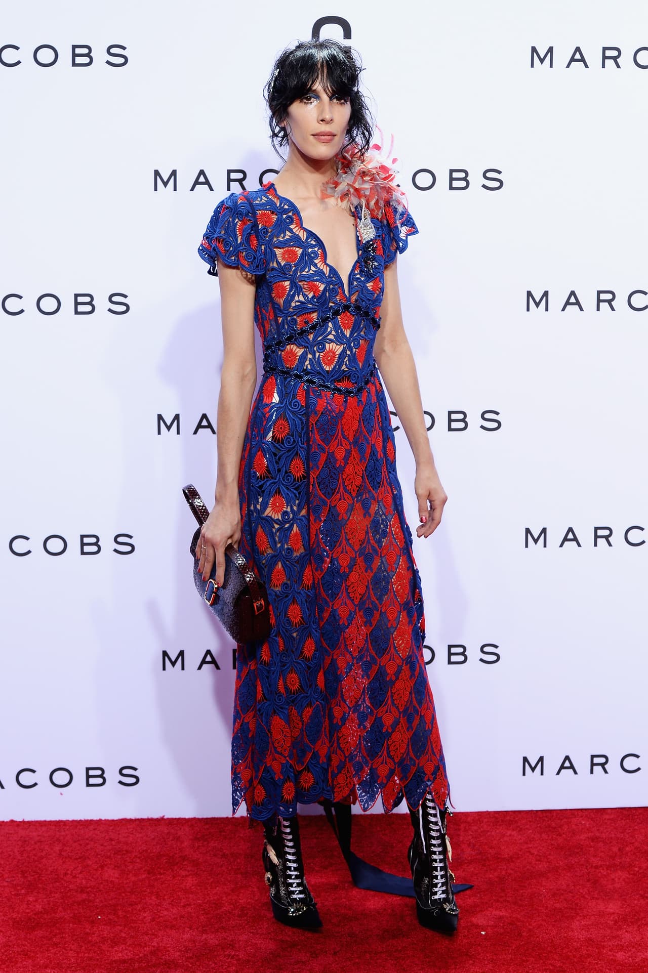 Marc Jacobs nos sorprendió con un desfile lleno de detalles que aluden a los años 20 con un toque ecléctico. Maquillaje exótico y peinados despeinados que acompañaron atuendos como salidos de una película antigua. En esta colección Jacobs mezcla la época dorada de cine con el nostálgico 'grunge' de los 90, logrando así piezas dispares que sólo él pudo hacer magistrales. La 'top model' Kendall Jenner lució un diseño femenino y clásico con franjas y flores. Checa algunas de las mejores piezas de esta colección.