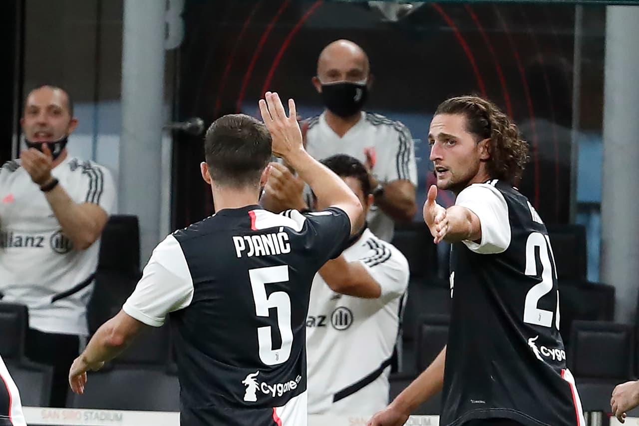 Adrien Rabiot pega una corrida de 50 metros con túnrl incluido y con un disparo de fuera del área abre el marcador con un auténtico golazo.