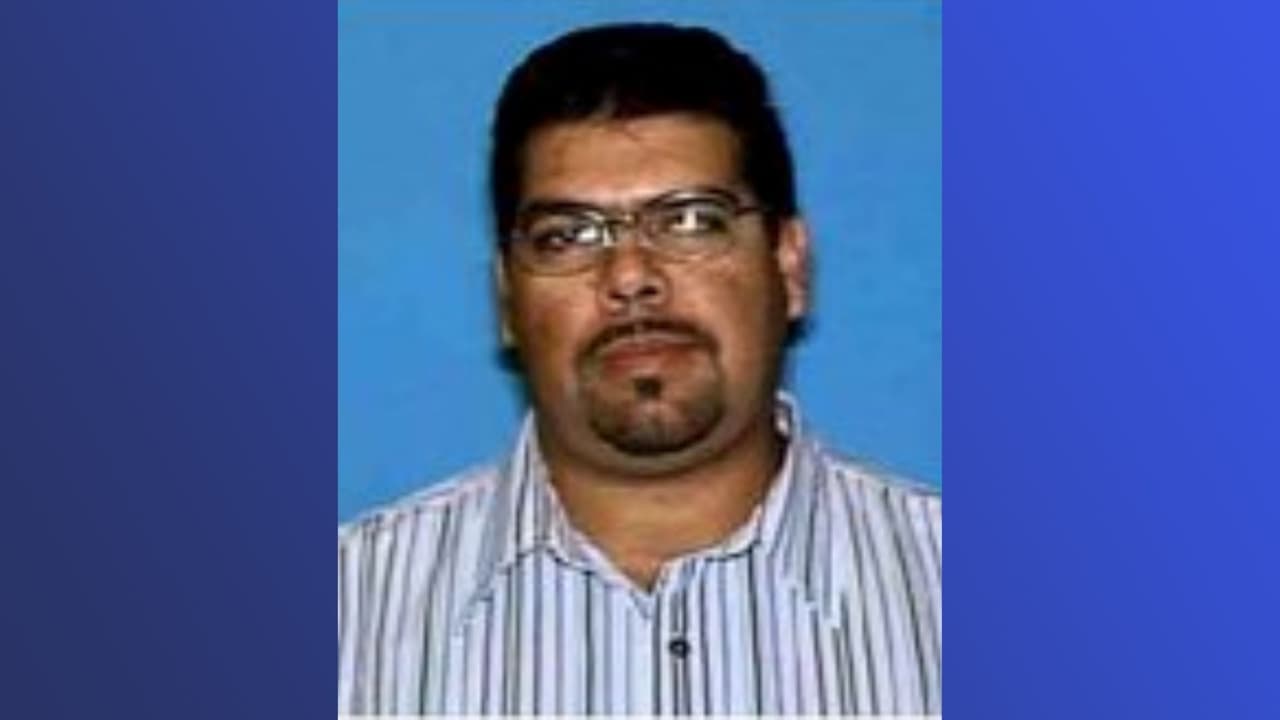 Noe Soria es buscado por el cargo de "cometer actos indecentes o inapropiados con un niño", dice el Departamento de Policía de Fort Worth.