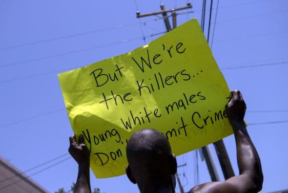Luego de un tiroteo en una iglesia local que dejó a nueve muertos, la ciudad de Charleston permanecía en duelo este jueves.