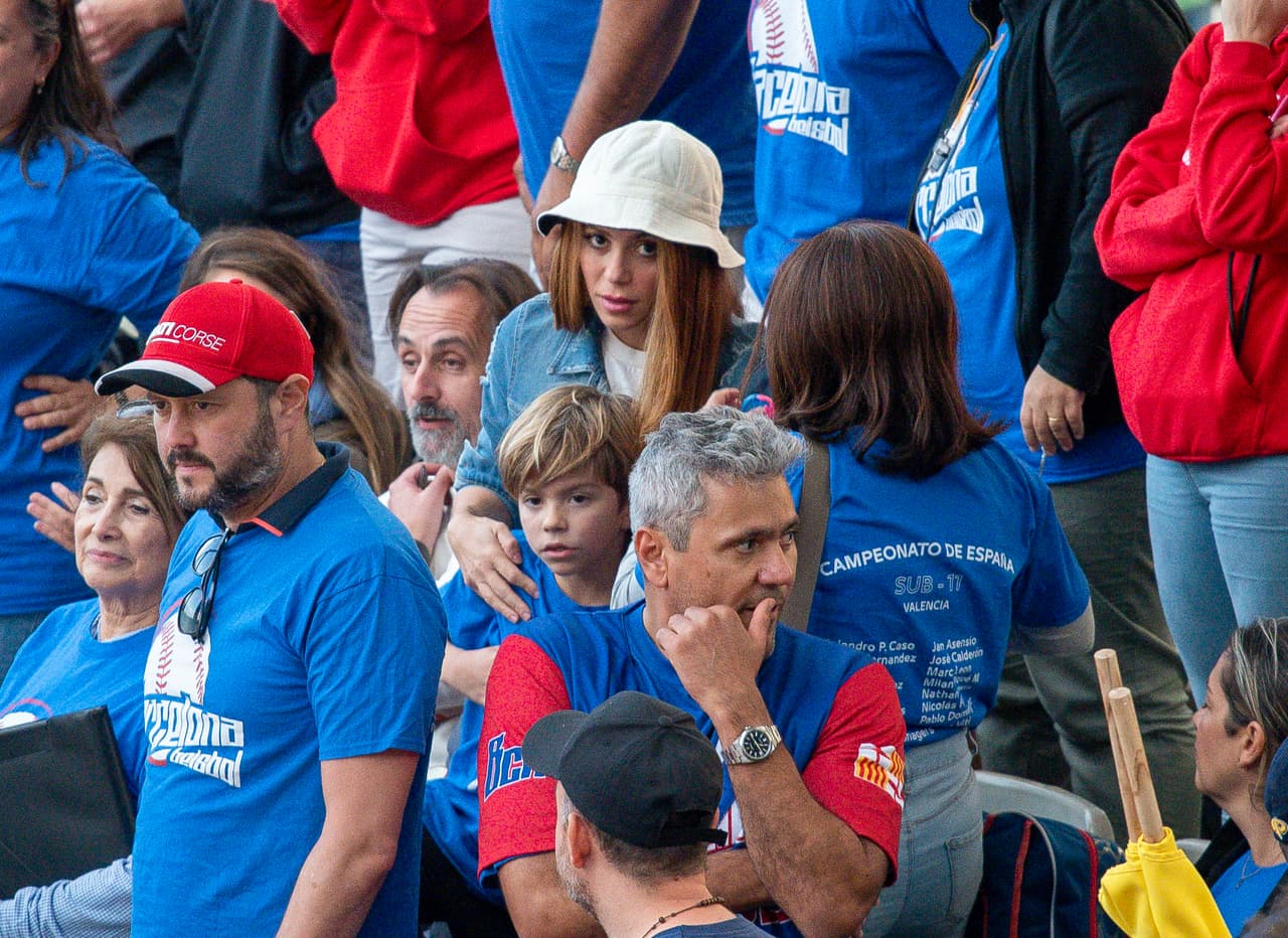 El look que la intérprete lució ese día fue muy casual y destacó la chaqueta de mezclilla desgastada. 
<br>