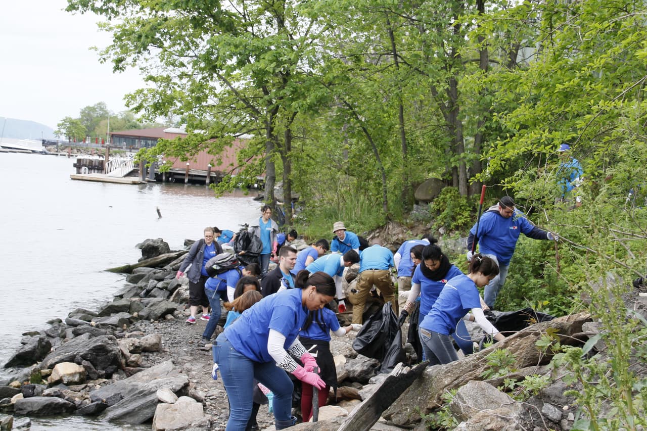 Tres parques de la ciudad fueron embellecidos por unos 350 voluntarios.