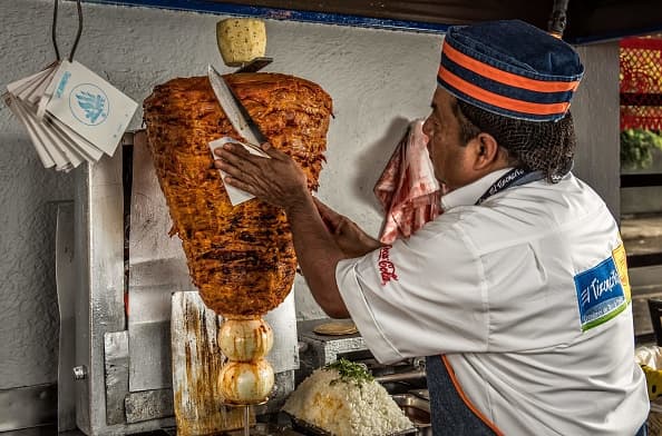 <b>1. </b>La corona gastronómica se la lleva México con 
<b>el taco al pastor</b>. Carne, piña, cebolla y cilantro envueltos con una tortilla, acompañado por una salsa verde o roja y un toque de limón hacen de este platillo el número uno de la lista.