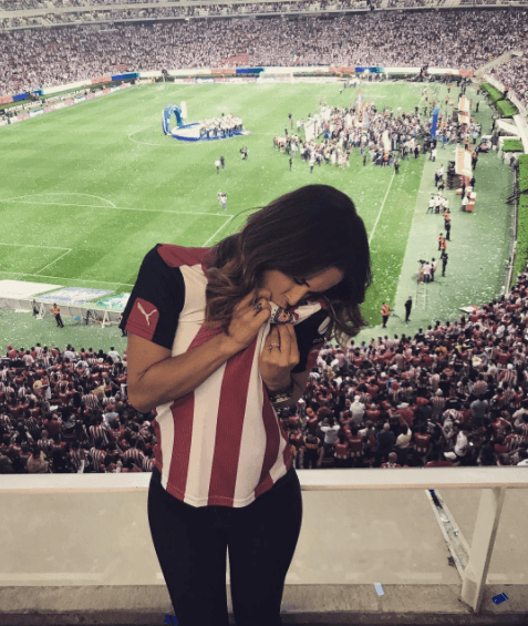 Mientras que la bella 
<b><a href="https://www.univision.com/temas/jacqueline-bracamontes">Jackie Bracamontes</a></b> ama su camiseta de las Chivas y al equipo que representa.
