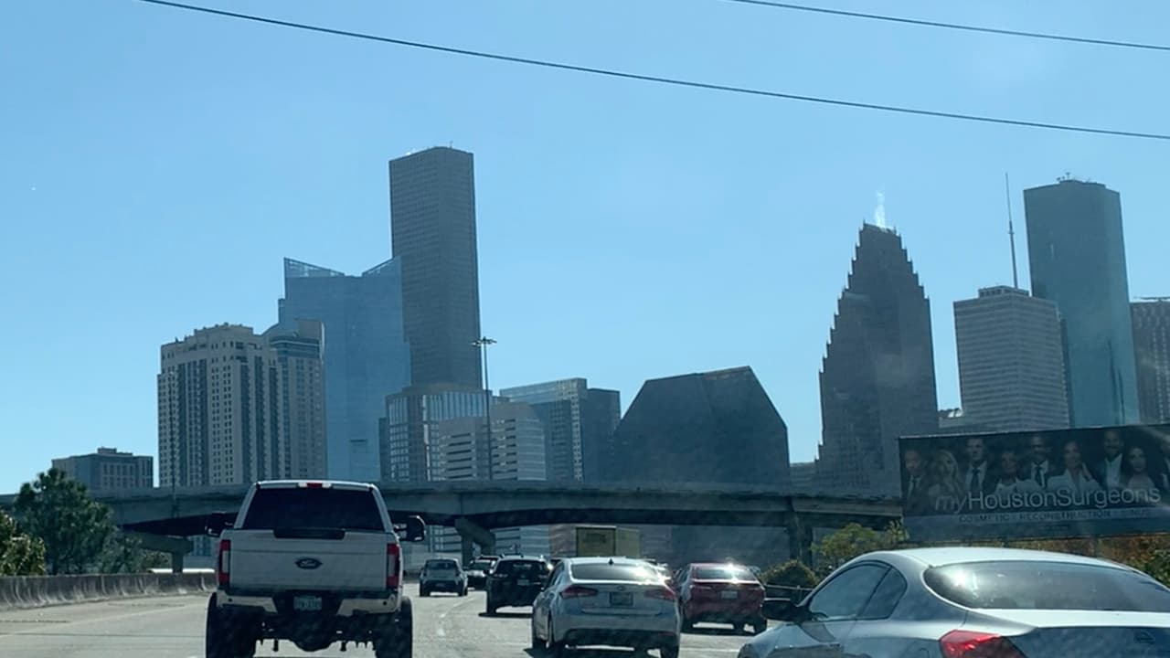 Si los limpiaparabrisas no te quitan el agua del cristal con la primera pasada, debe ser porque están gastados y hay que cambiarlos.