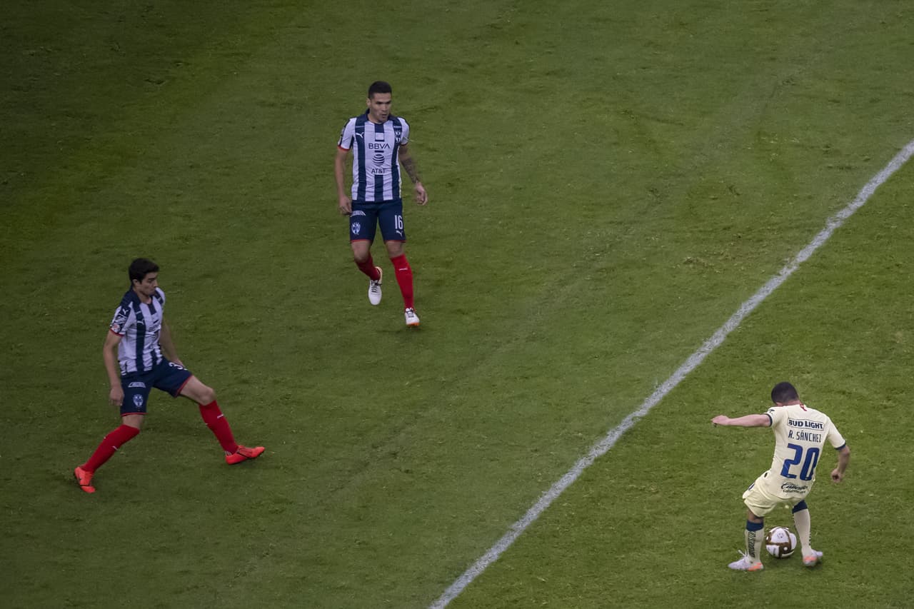 Richard Sánchez recibe el balón, solo, fuera del área frente a la portería y dispara con la parte interna.