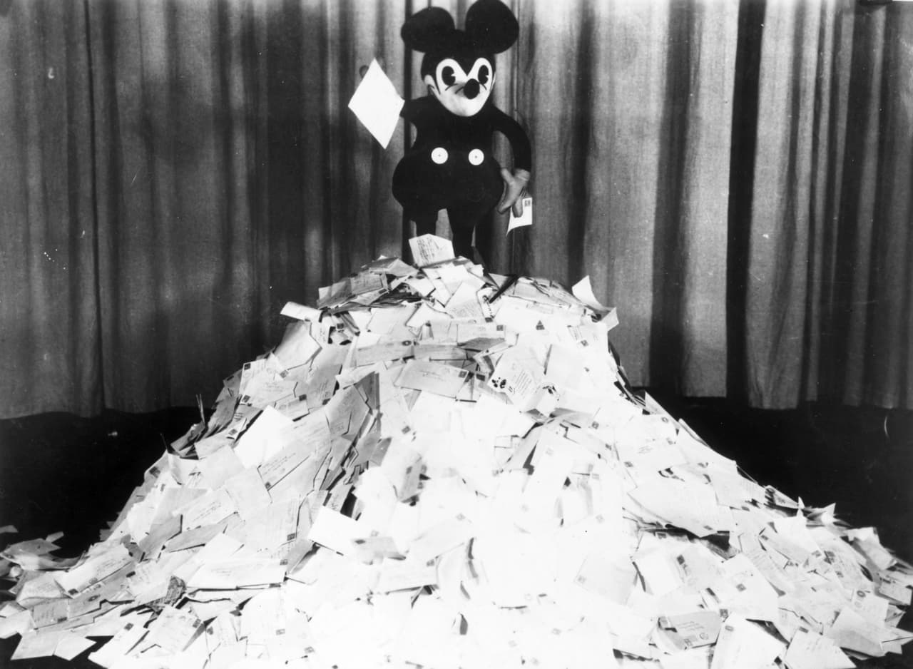 En sus inicios la voz del famoso ratoncito fue realizada por Walt Disney, su creador, pero en 1947 fue sustituido por Jimmy MacDonald, quien era un téncico sonido.