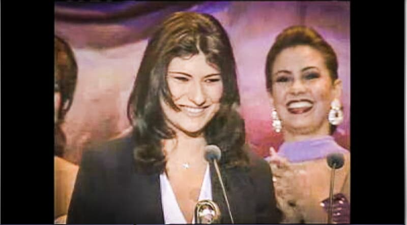 La italiana Laura Pausini recibió muy feliz el premio a la Nueva Artista Pop del Año. Su primer álbum en español, que llevaba su nombre, había sido publicado un año antes en 1994.