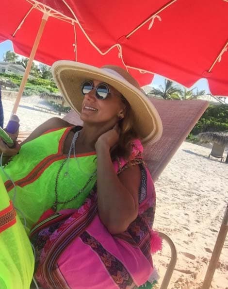 Lili procuró cuidar su piel del sol con sombreros, sombrillas y bloqueador.