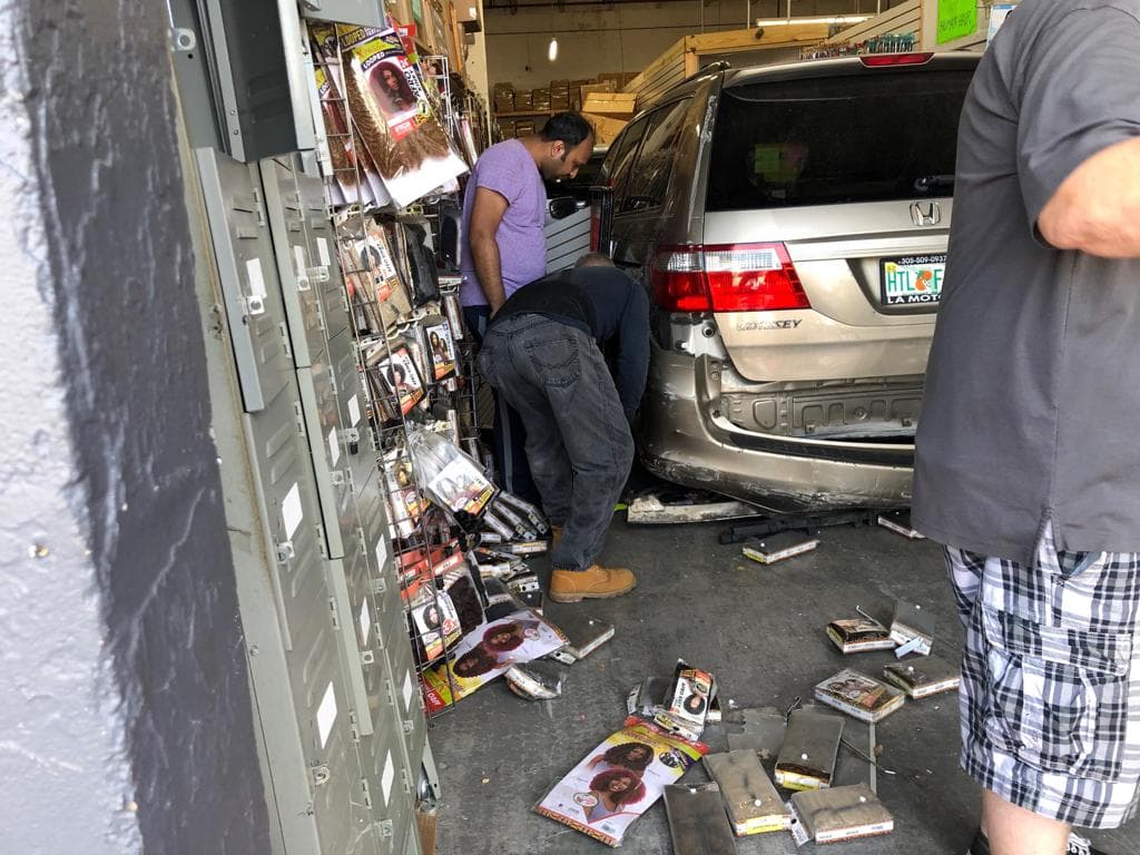 Los dueños del negocio explicaron que las pelucas son traídas de la India, donde personas se dejan crecer el pelo y llegando casi a 30 años se lo cortan, para luego venderlo.