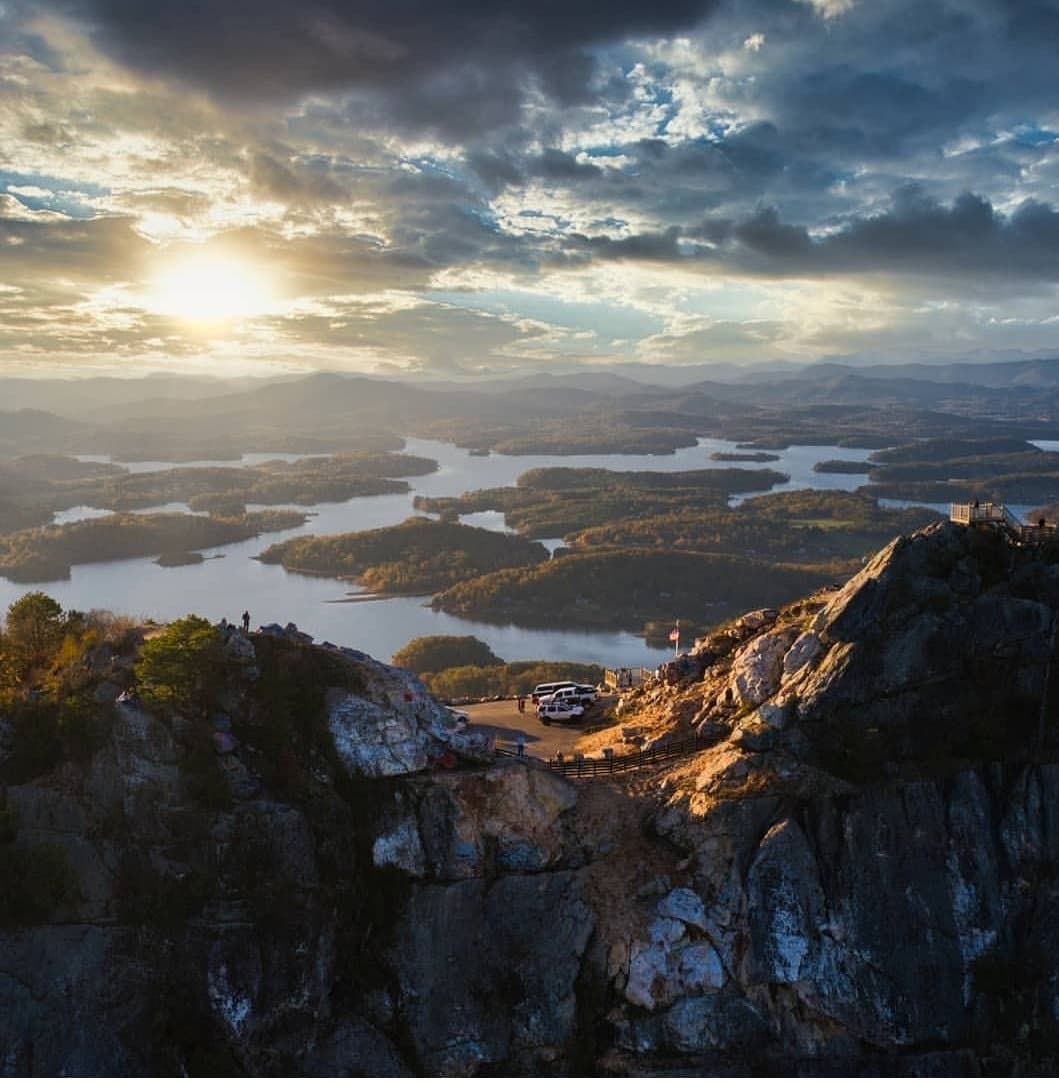 La propiedad fue donada en febrero de 2016 al condado de Towns y nombrada Bell Mountain Park and Historical Site.