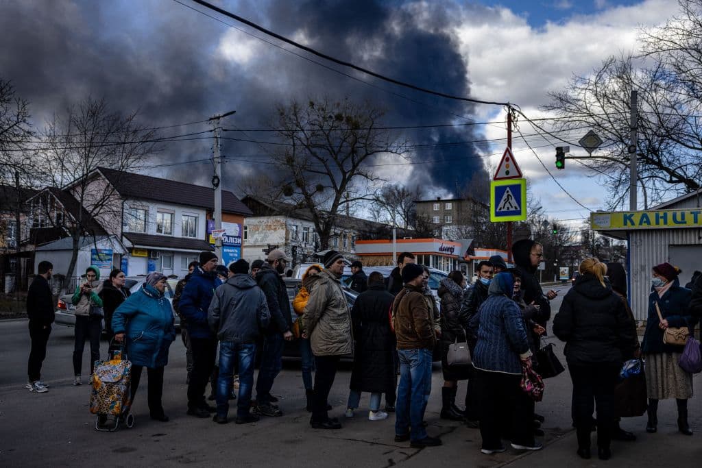 Personas haciendo fila frente a unsupermercado en Kiev.