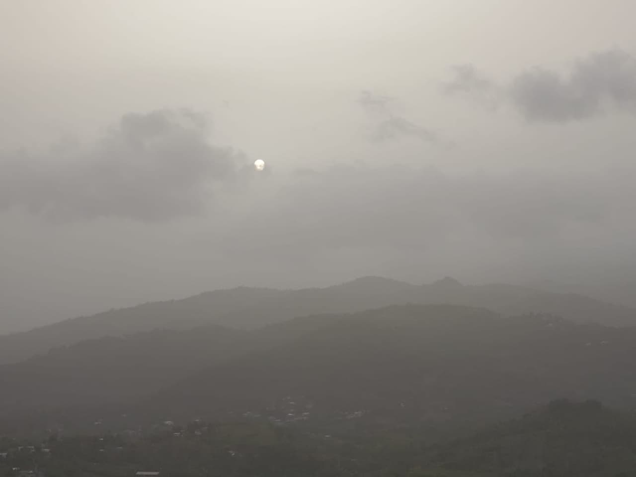 Así se ve El Yunque desde Barrazas, Carolina.