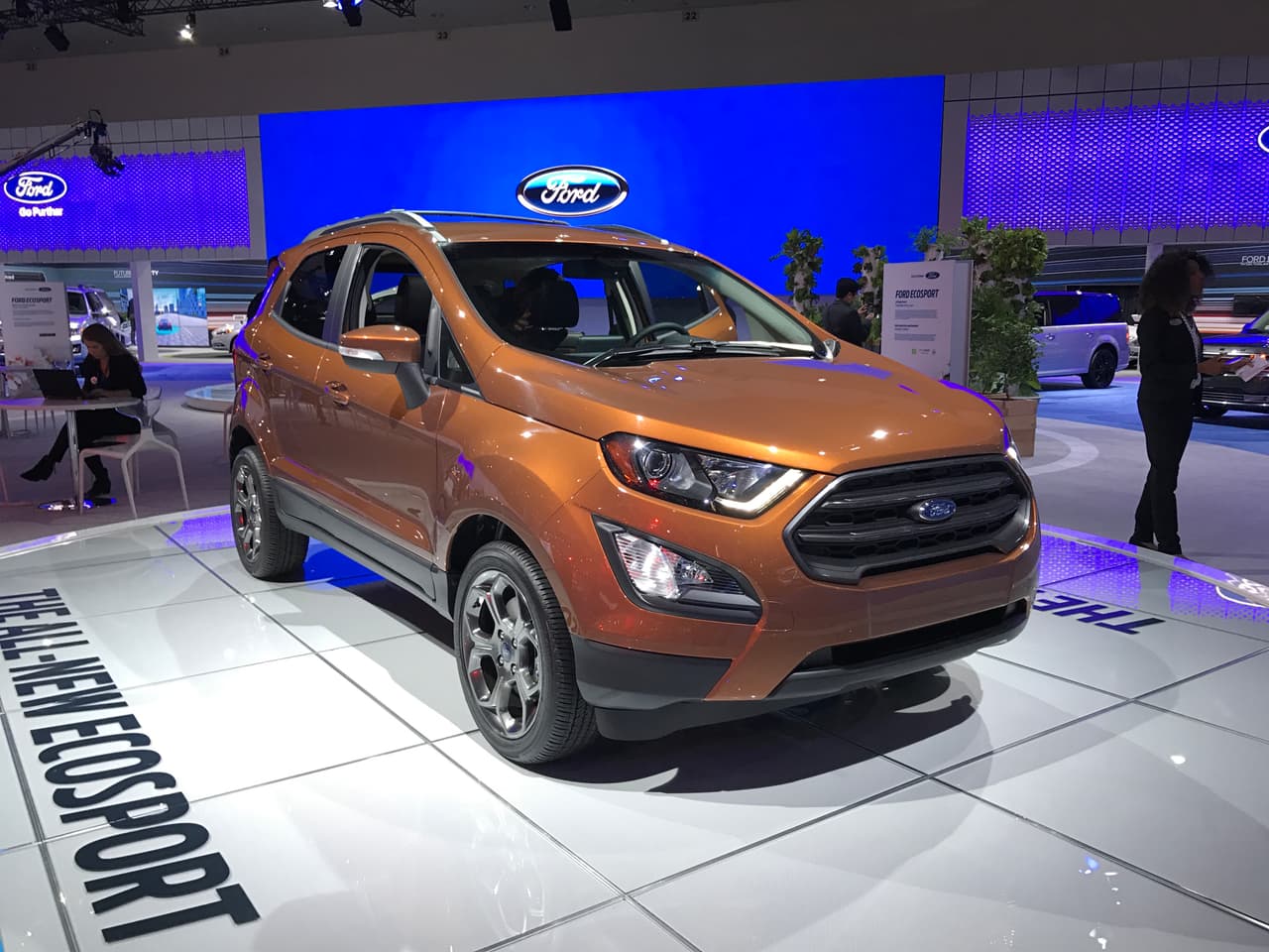 <a href="http://www.univision.com/noticias/ford" target="_blank"><b>Ford</b></a> utilizó al
<a href="http://www.univision.com/noticias/auto-shows/los-angeles-auto-show"><b>Auto Show de Los Angeles</b></a> para el debut mundial de su
<a href="http://www.univision.com/noticias/ford/los-angeles-2016-ford-ecosport-2018" target="_blank"><b>EcoSport</b></a>. Los mercados latinoamericano y europeo ya están familiarizados con la crossover subcompacta del óvalo azul, pero es toda una novedad para el público estadounidense que cada vez está acogiendo con más entusiasmo a las camionetas sub compactas como el éxito de autos como la Mazda CX-3 y Buick Encore nos recuerda. Puedes leer y ver todos los detalles de esta camioneta en
<a href="http://www.univision.com/noticias/ford/los-angeles-2016-ford-ecosport-2018" target="_blank">nuestra cobertura</a> del show.