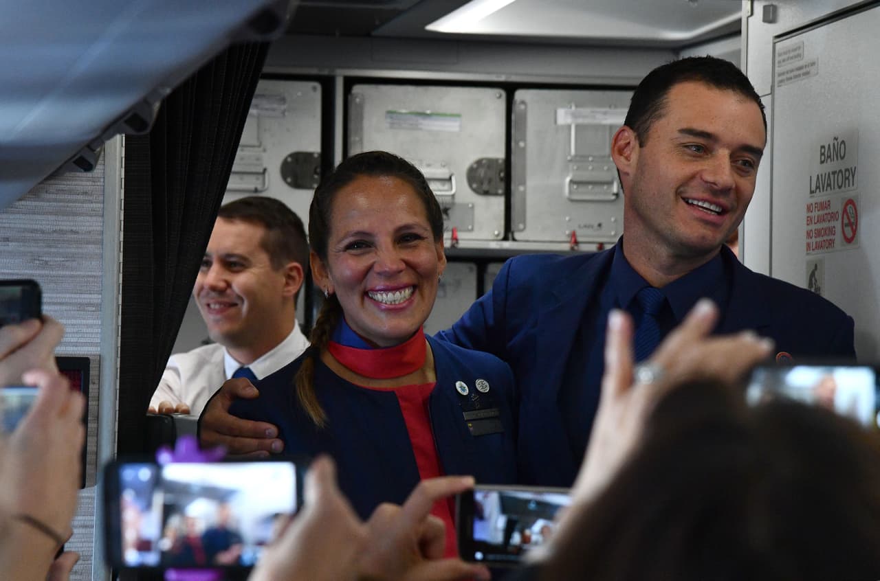 El Papa realizó la breve ceremonia en el frente del avión. Ignacio Cueto, presidente de Latam Airlines, que estaba a bordo, fue el testigo.