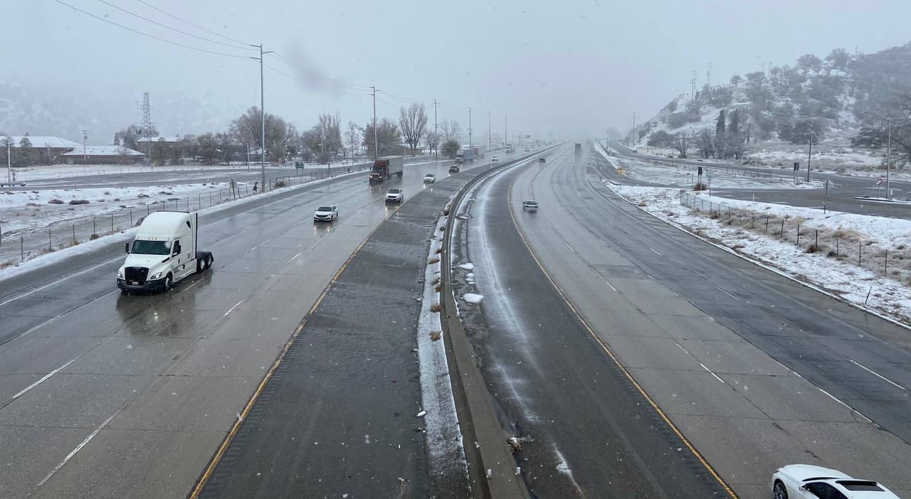 Tormenta invernal: Nieve en la autopista 5 en Grapevine y SR 38 podría impactar tu viaje