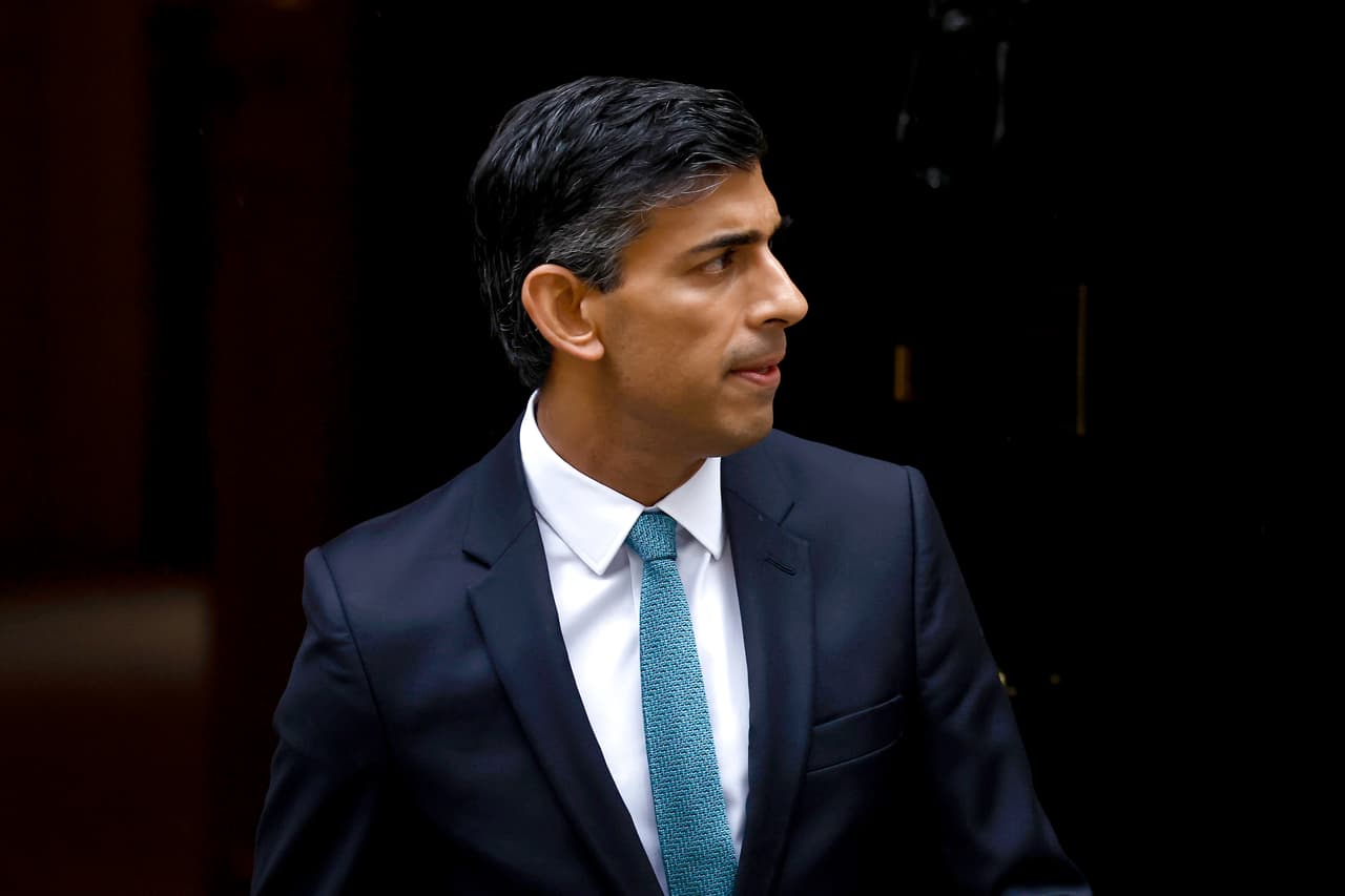 <b><a href="https://www.univision.com/noticias/mundo/nuevo-primer-ministro-de-reino-unido-rishi-sunak-1">Rishi Sunak se convierte en primer ministro de Reino Unido </a></b>
<br>
<br>Rishi Sunak se convirtió el 25 de octubre en la primera persona de color en convertirse en primer ministro de Reino Unido, tras ganar la carrera para ser líder del Partido Conservador y recibir el encargo de formar gobierno del rey Carlos III. Sunak, un multimillonario descendiente de inmigrantes indios de 42 años, es el primer ministro más joven en 200 años.
<br>