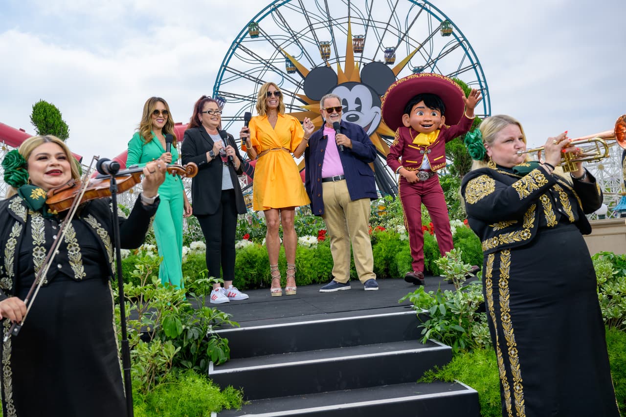 Norma Pérez, portavoz de Disneyland Resort, dio un gran recibimiento a El Gordo y La Flaca en el festejo de su 25 aniversario.
