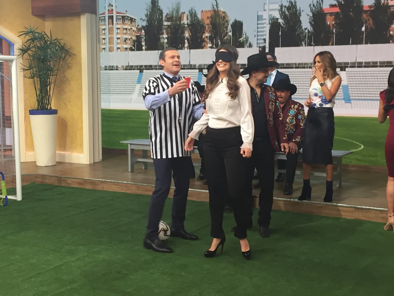 Ana no convenció al árbitro con sus encantos y se llevó a su casa tarjeta roja.