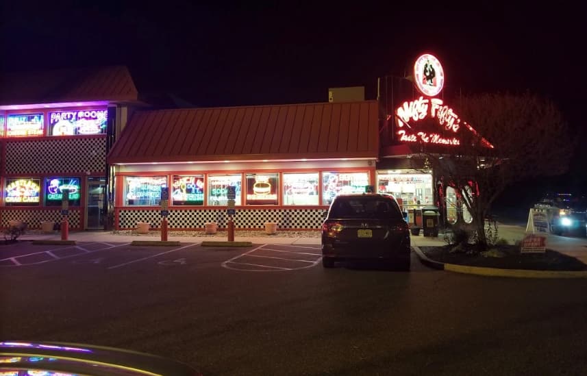 <b>Secuestran y agreden a mesera en Nueva Jersey, acusan a unos clientes que se rehusaron a pagar</b>