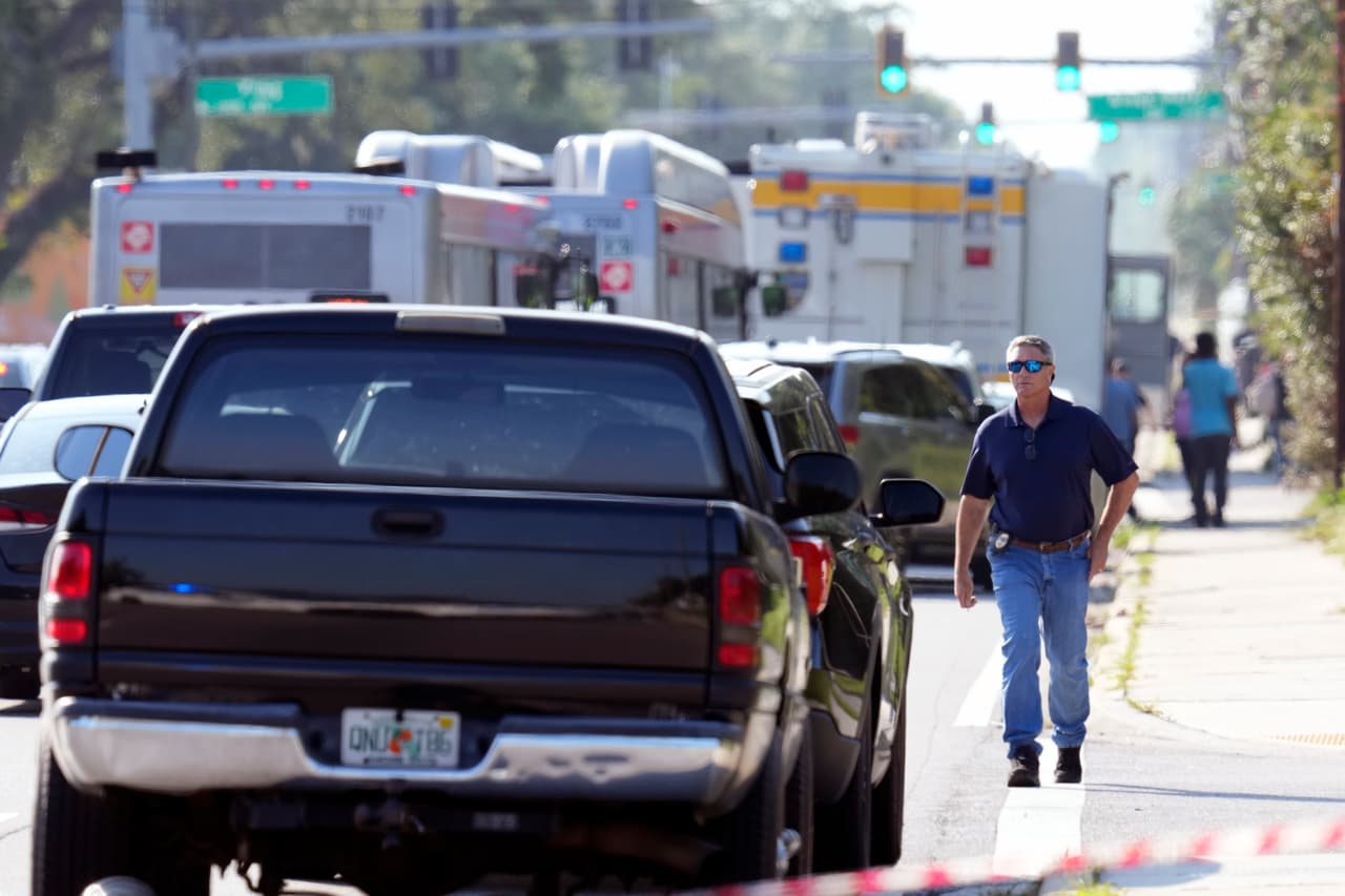 Poco antes del ataque, el pistolero le envió un mensaje de texto a su padre diciéndole que revisara su computadora, donde encontró sus escritos. La familia notificó al 911, pero el tiroteo ya había comenzado, dijo el alguacil Waters.