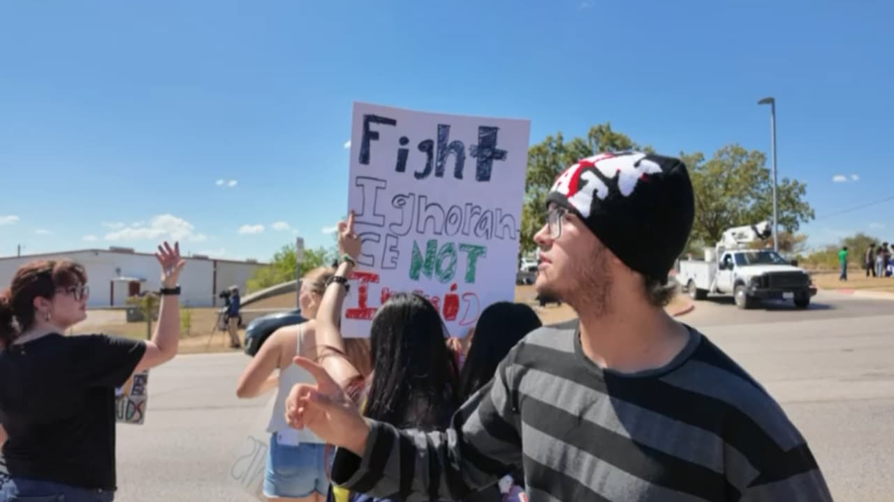 Debido a que se trata de un menor, la Policía de Pflugerville indicó que su información es reservada y no proporcionó más datos.
<br>
<br>El adolescente fue trasladado al Centro de Detención Juvenil Gardner Betts, en el condado de Travis, donde permanecía bajo custodia.
<br>
