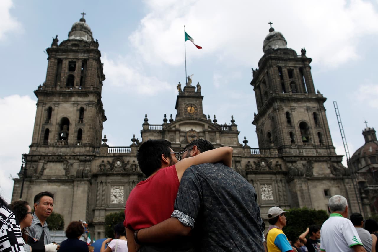 Otra pareja manifestó su amor frente al recinto católico.