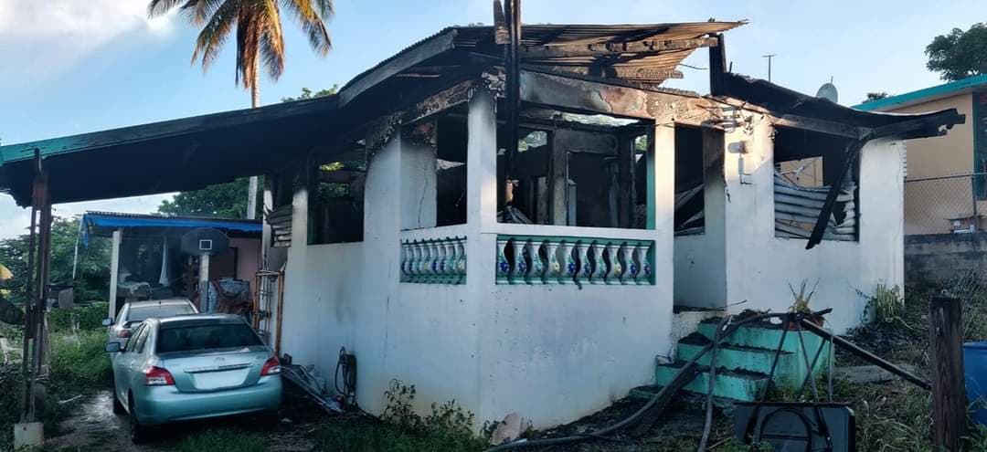 Investigan hallazgo de un cuerpo en el interior de una residencia incendiada en Vega Baja