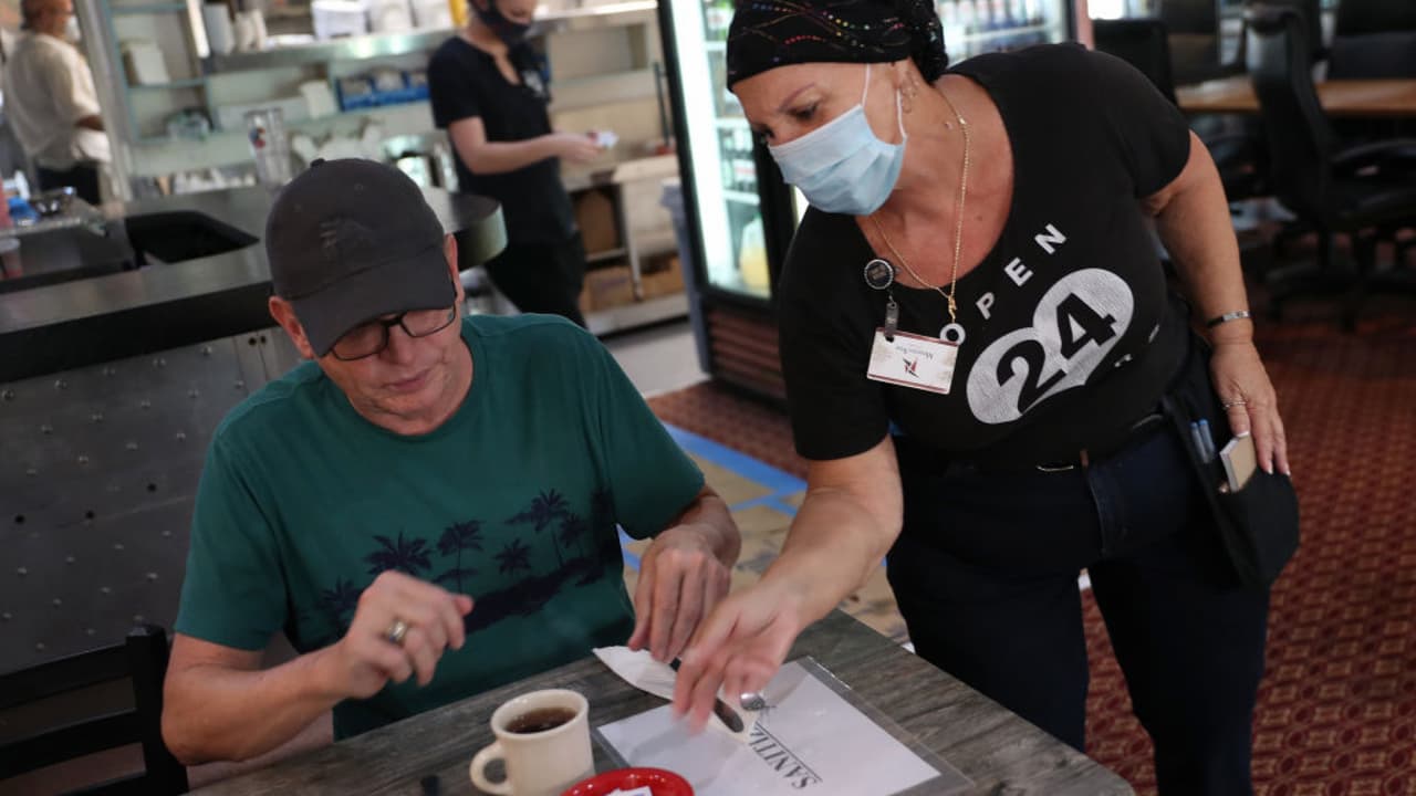 Condado Miami-Dade se prepara para flexibilizar el toque de queda y otras medidas por el coronavirus
