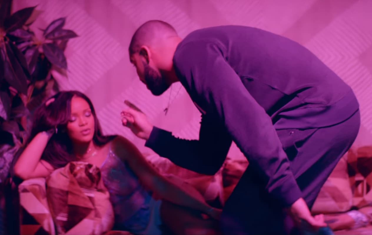 Rihanna se muestra complacida.