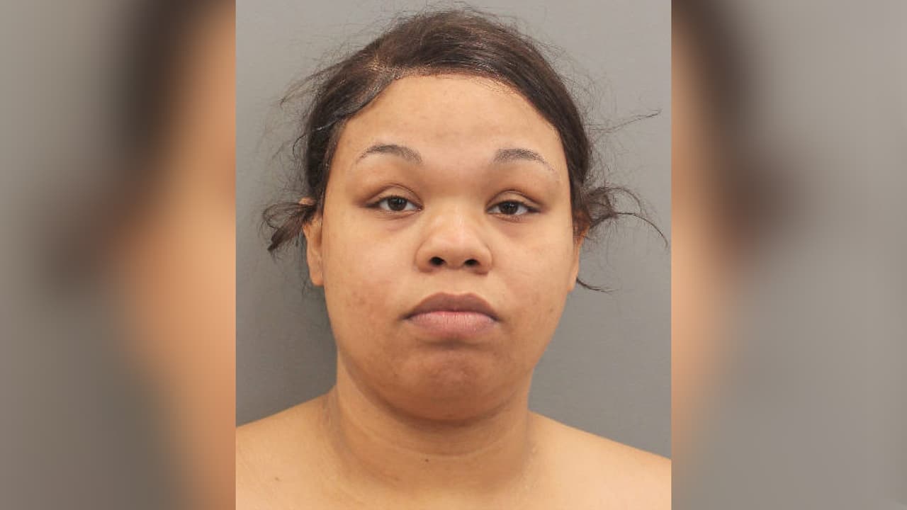 Angela Huff, de 28 años, enfrenta cuatro cargos por abandono de menores. Este sábado se presentó en corte y el juez le fijó una fianza de 40,000 dólares, 10,000 por cada uno de los cargos.