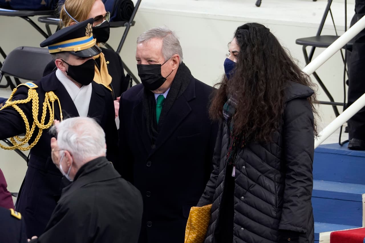 "No podría estar más emocionado de unirme a mi amigo @Joe Biden en este día especial. Cuando finalmente dejamos atrás los días oscuros de la Administración Trump, nuestra nación da un suspiro colectivo de alivio".
<b>Senador Dick Durbin.</b>