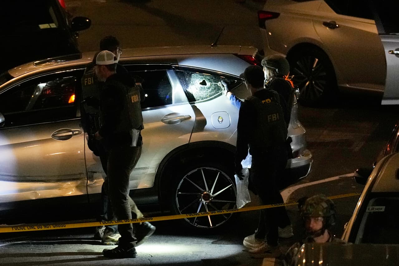 Agentes del FBI llevan a cabo una investigación en el lugar de un tiroteo el jueves 8 de octubre de 2026, en Nueva York.
