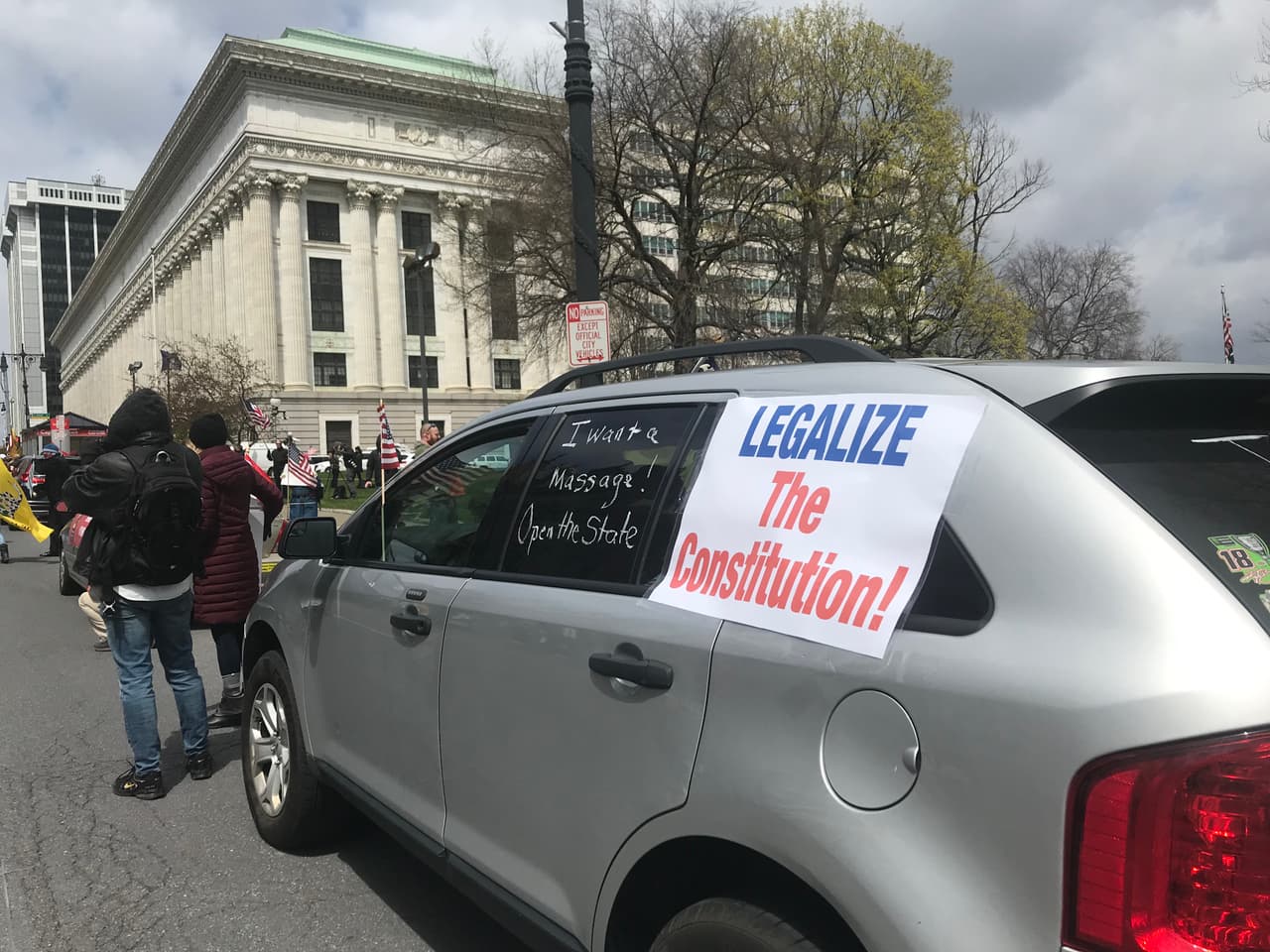 "Quiero un mensaje, abran el estado"; "Legalicen la Constitución", dice en la ventanilla de este auto.