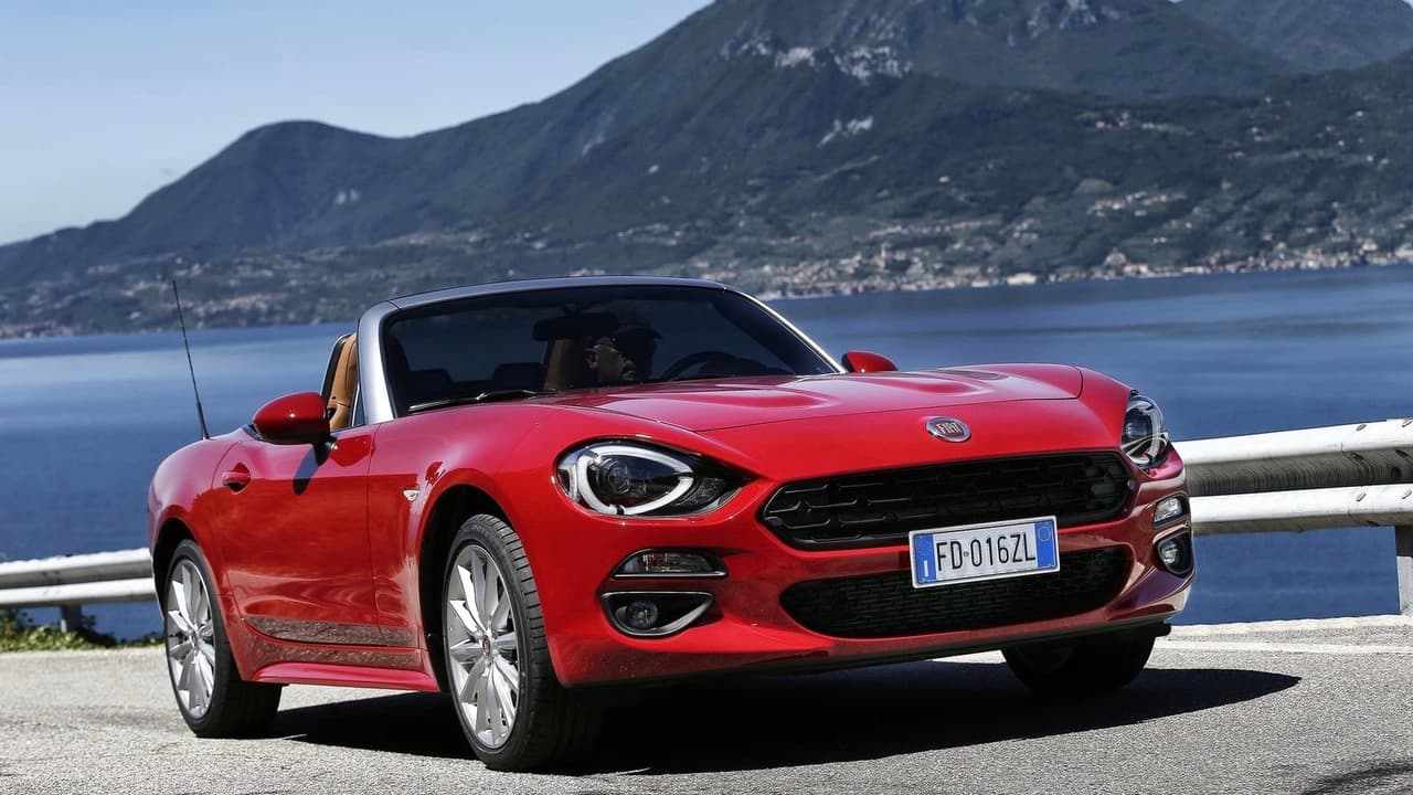 <h3 class="cms-H3-H3">Fiat 124 Spider</h3>
<br>Pocas cosas son tan 
<b>románticas como un <i>roadster </i>europeo</b>, y aunque los huesos del 
<b><a href="https://www.univision.com/noticias/fiat/fiat-124-spider-es-sushi-con-sabor-a-pasta-y-un-manejo-ejemplar" target="_blank">Fiat 124 Spider</a></b> son totalmente japoneses, sus diseñadores supieron rescatar todo el sabor de las maquinas del viejo continente. Fiat también lo dotó de un motor que tanto para bien como para mal, solo sabe hablar en italiano. Eso si, para San Valentín este auto solo sirve en lugares, como el sur de la Florida, donde no hace frio en febrero.