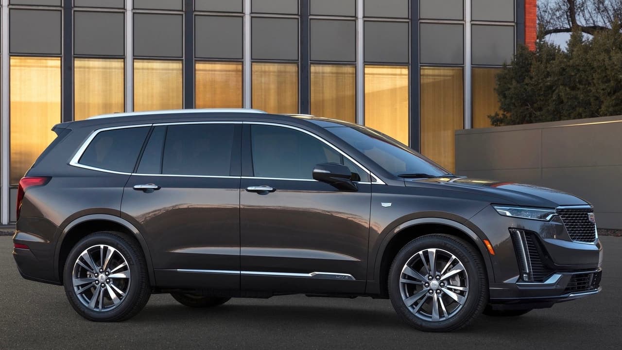 Con la llegada de la Cadillac XT6 2020, la oferta de camionetas crossovers de Cadillac aumentará a cuatro, igualando el numero de autos de pasajeros (sedanes y coupés) en su portafolio. Esta es una situación temporal, ya que con la 
<b><a href="https://www.univision.com/noticias/chevrolet/general-motors-planea-eliminar-empleos-y-modelos-en-eeuu-y-canada" target="_blank">salida del mercado</a></b> en los próximos meses del ATS coupé (el sedán ya no se ofrece), el CT6 que solo sobrevivirá en su versión 'V' de alta potencia y del XTS, las 
<b>camionetas por primera vez superarán a los autos en los salones de exhibición de la marca</b>. Cadillac también reveló detalles mínimos de un nuevo vehículo eléctrico a ser introducido en una fecha no determinada, el cual llegará en forma de camioneta al estilo de la Jaguar I-Pace o el Audi e-Tron moviendo la balanza aún más a favor de las camionetas.