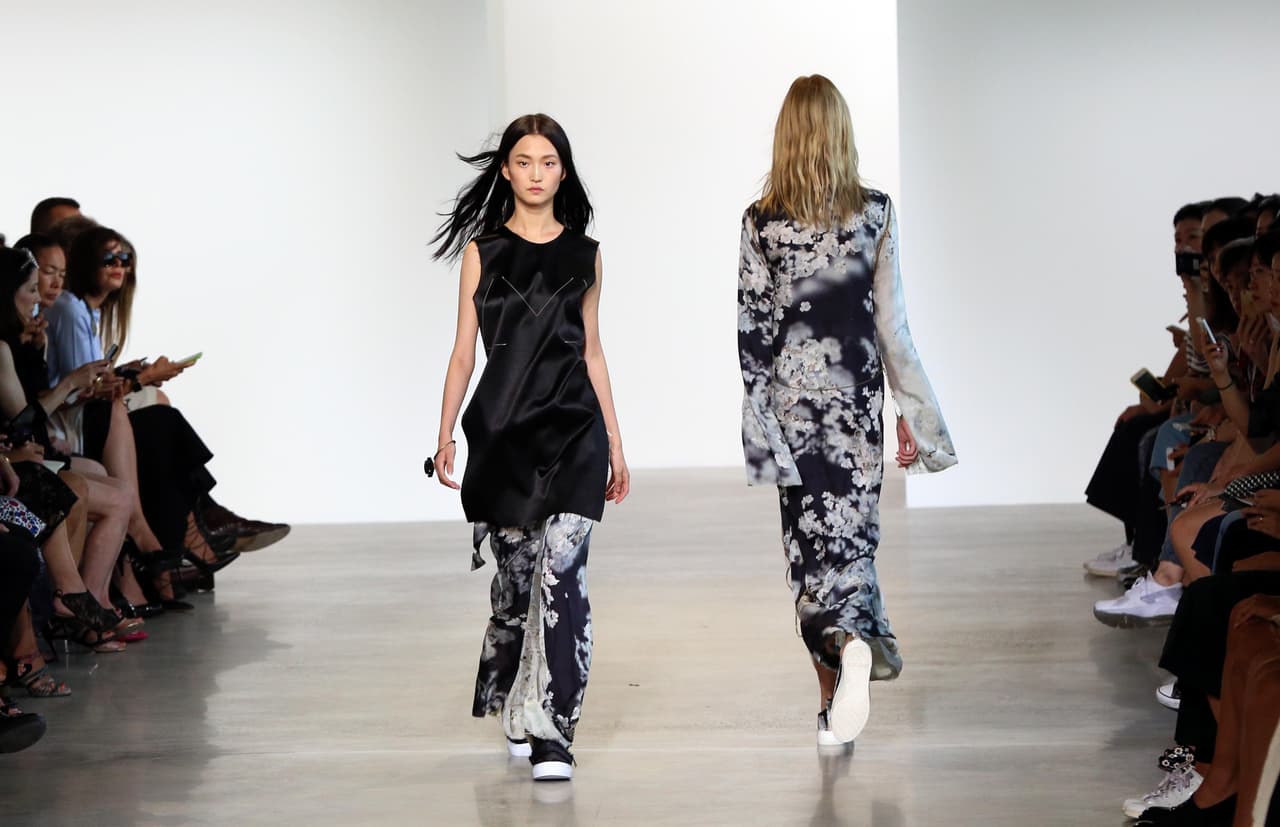 Por su parte Calvin Klein recurrió a la simplicidad e hizo del minimalismo su bandera para la Primavera - Verano del 2016. En la colección apostaron por los colores neutros en telas brillantes y añadieron algunos estampados clásicos, como flores para añadirle un toque de femineidad. Klein le dijo adiós a las prendas ajustadas y optó por un estilo relajado y 'chic' en toda la colección. Mira algunos de los mejores momentos de su pasarela.