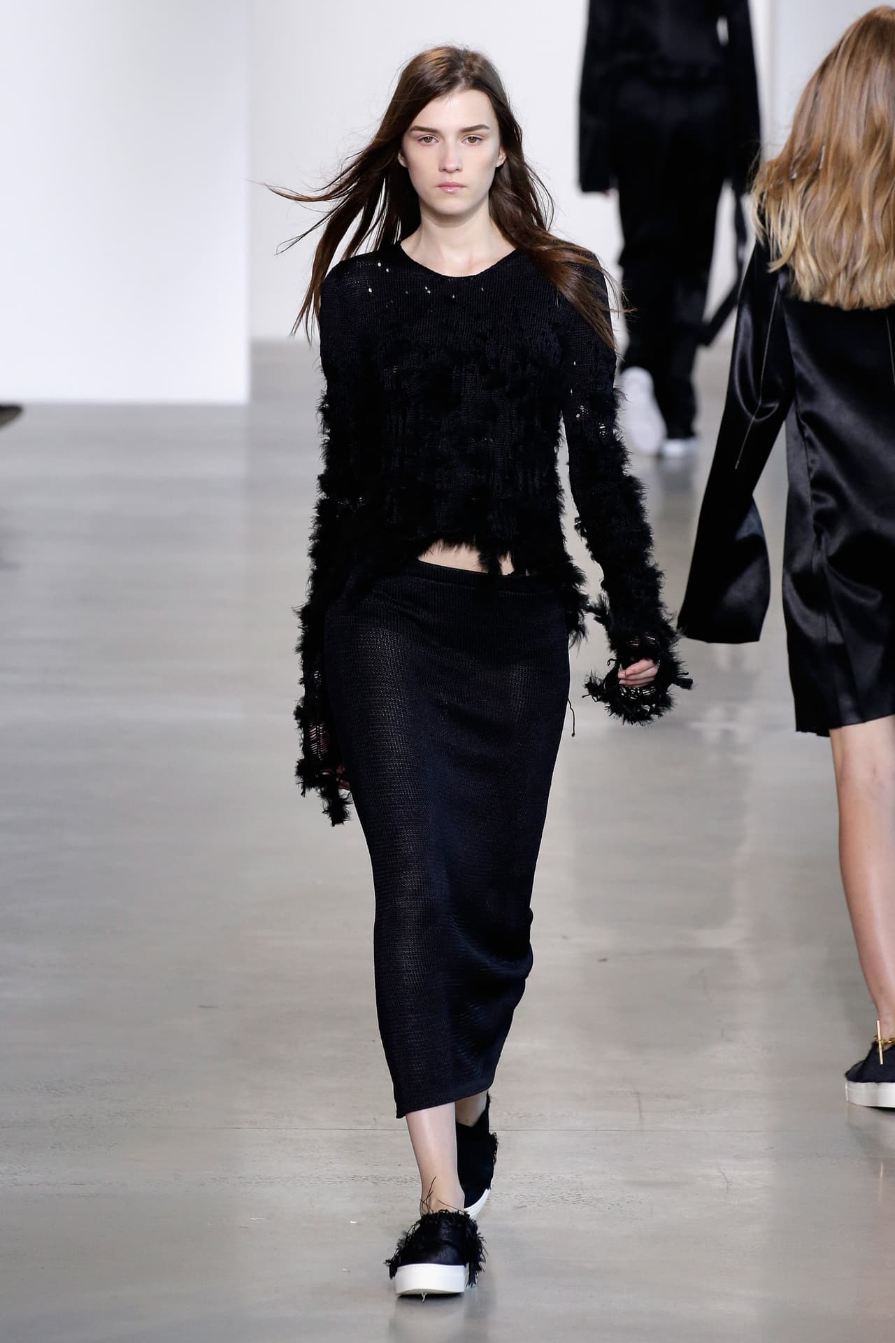 Por su parte Calvin Klein recurrió a la simplicidad e hizo del minimalismo su bandera para la Primavera - Verano del 2016. En la colección apostaron por los colores neutros en telas brillantes y añadieron algunos estampados clásicos, como flores para añadirle un toque de femineidad. Klein le dijo adiós a las prendas ajustadas y optó por un estilo relajado y 'chic' en toda la colección. Mira algunos de los mejores momentos de su pasarela.