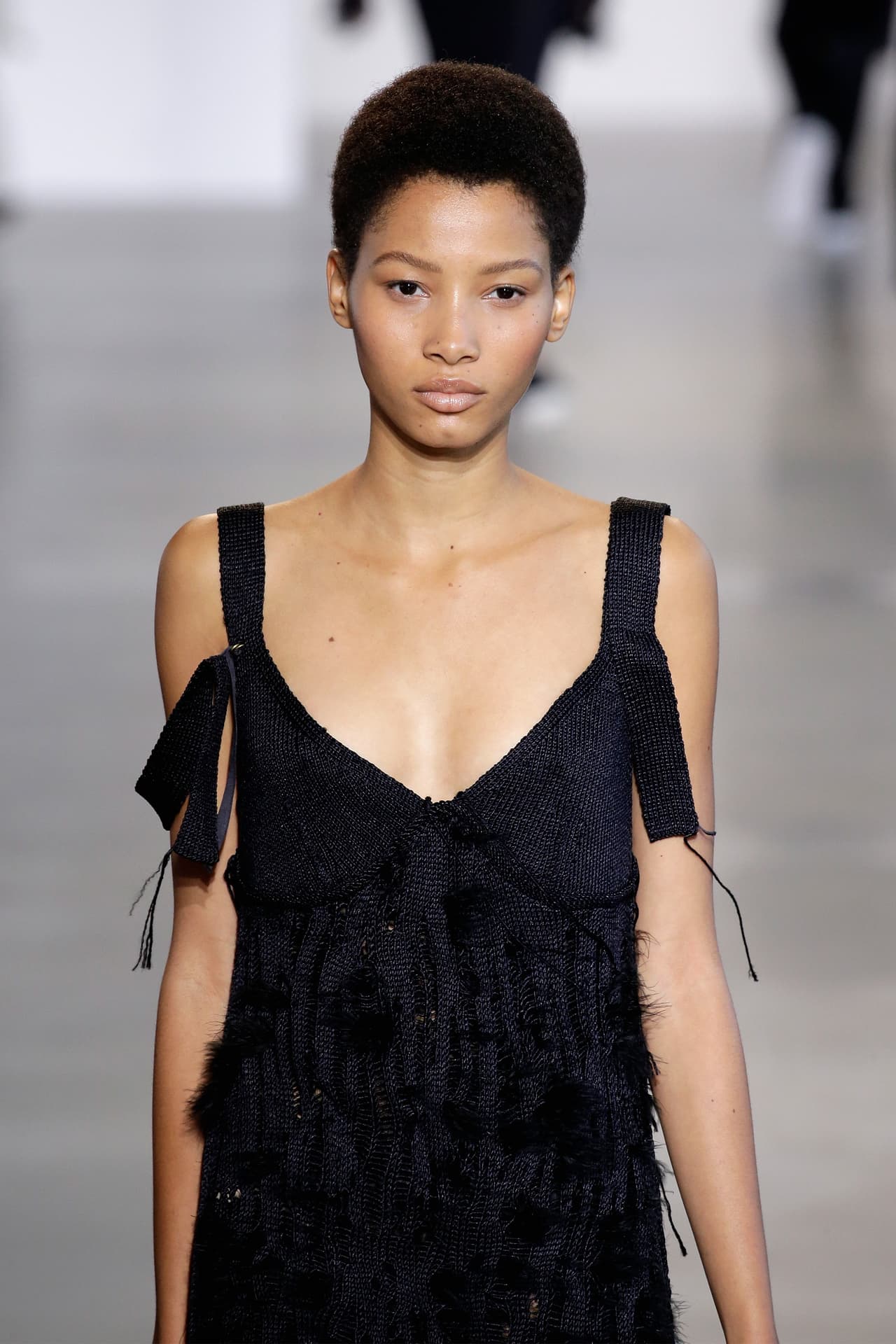 Por su parte Calvin Klein recurrió a la simplicidad e hizo del minimalismo su bandera para la Primavera - Verano del 2016. En la colección apostaron por los colores neutros en telas brillantes y añadieron algunos estampados clásicos, como flores para añadirle un toque de femineidad. Klein le dijo adiós a las prendas ajustadas y optó por un estilo relajado y 'chic' en toda la colección. Mira algunos de los mejores momentos de su pasarela.