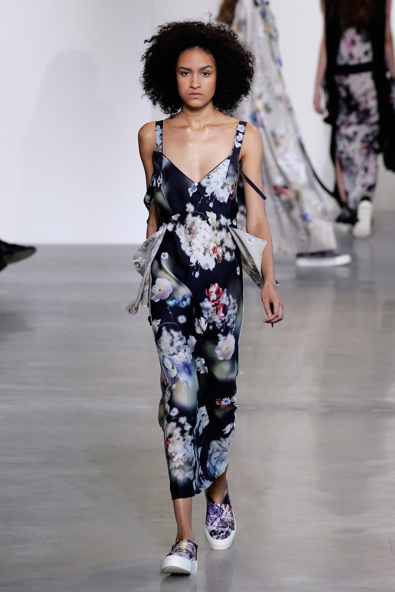 Por su parte Calvin Klein recurrió a la simplicidad e hizo del minimalismo su bandera para la Primavera - Verano del 2016. En la colección apostaron por los colores neutros en telas brillantes y añadieron algunos estampados clásicos, como flores para añadirle un toque de femineidad. Klein le dijo adiós a las prendas ajustadas y optó por un estilo relajado y 'chic' en toda la colección. Mira algunos de los mejores momentos de su pasarela.