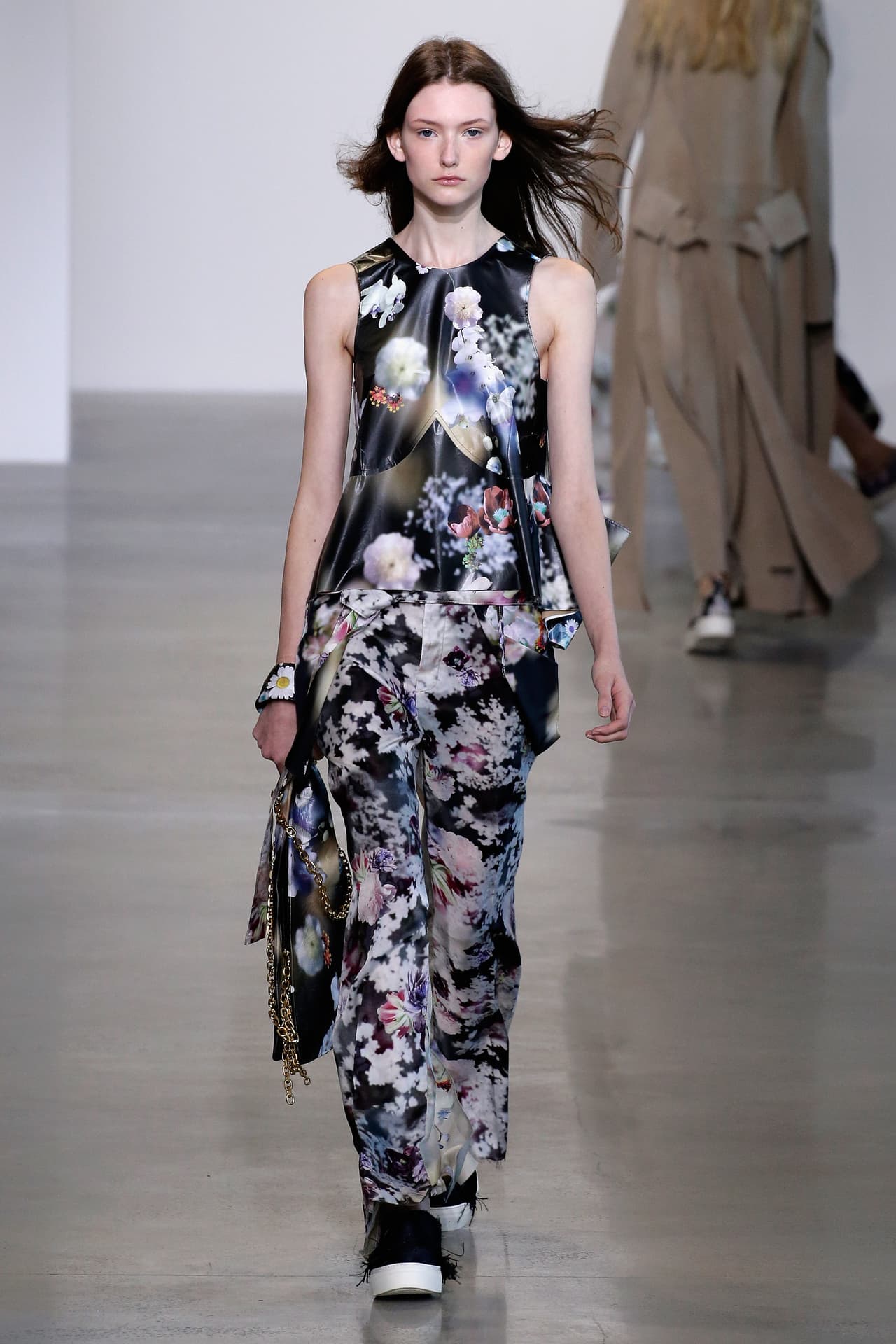 Por su parte Calvin Klein recurrió a la simplicidad e hizo del minimalismo su bandera para la Primavera - Verano del 2016. En la colección apostaron por los colores neutros en telas brillantes y añadieron algunos estampados clásicos, como flores para añadirle un toque de femineidad. Klein le dijo adiós a las prendas ajustadas y optó por un estilo relajado y 'chic' en toda la colección. Mira algunos de los mejores momentos de su pasarela.