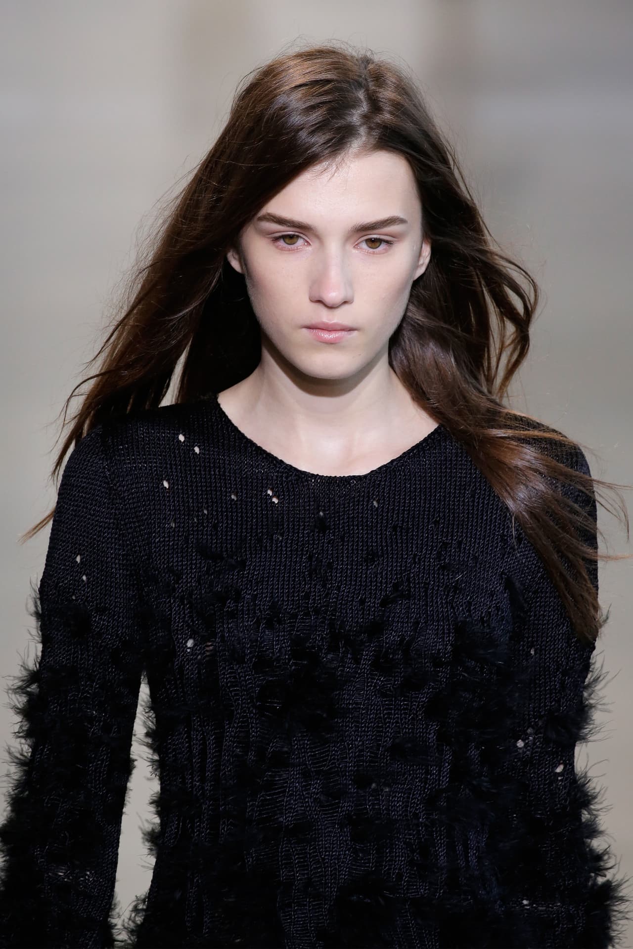 Por su parte Calvin Klein recurrió a la simplicidad e hizo del minimalismo su bandera para la Primavera - Verano del 2016. En la colección apostaron por los colores neutros en telas brillantes y añadieron algunos estampados clásicos, como flores para añadirle un toque de femineidad. Klein le dijo adiós a las prendas ajustadas y optó por un estilo relajado y 'chic' en toda la colección. Mira algunos de los mejores momentos de su pasarela.