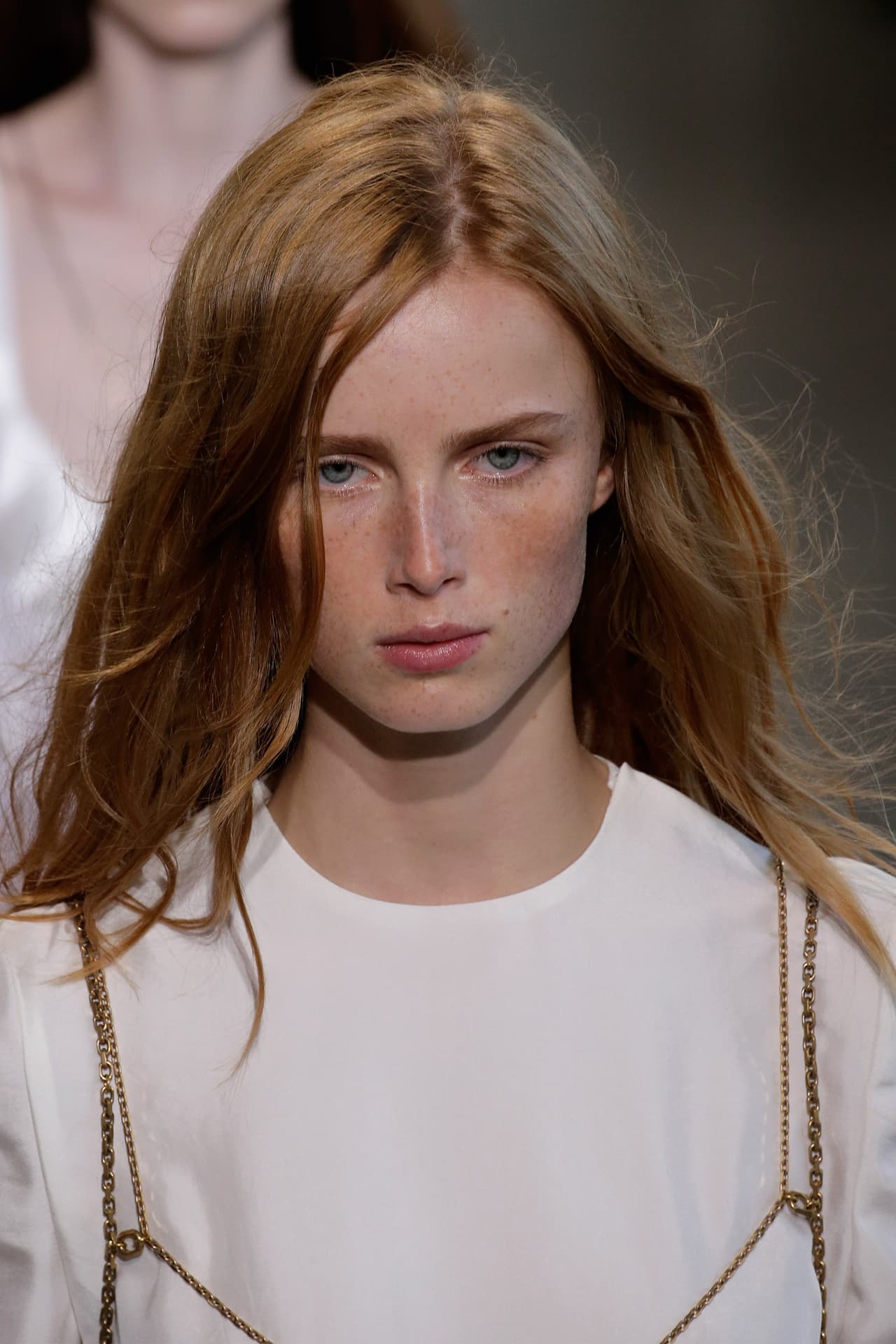 Por su parte Calvin Klein recurrió a la simplicidad e hizo del minimalismo su bandera para la Primavera - Verano del 2016. En la colección apostaron por los colores neutros en telas brillantes y añadieron algunos estampados clásicos, como flores para añadirle un toque de femineidad. Klein le dijo adiós a las prendas ajustadas y optó por un estilo relajado y 'chic' en toda la colección. Mira algunos de los mejores momentos de su pasarela.